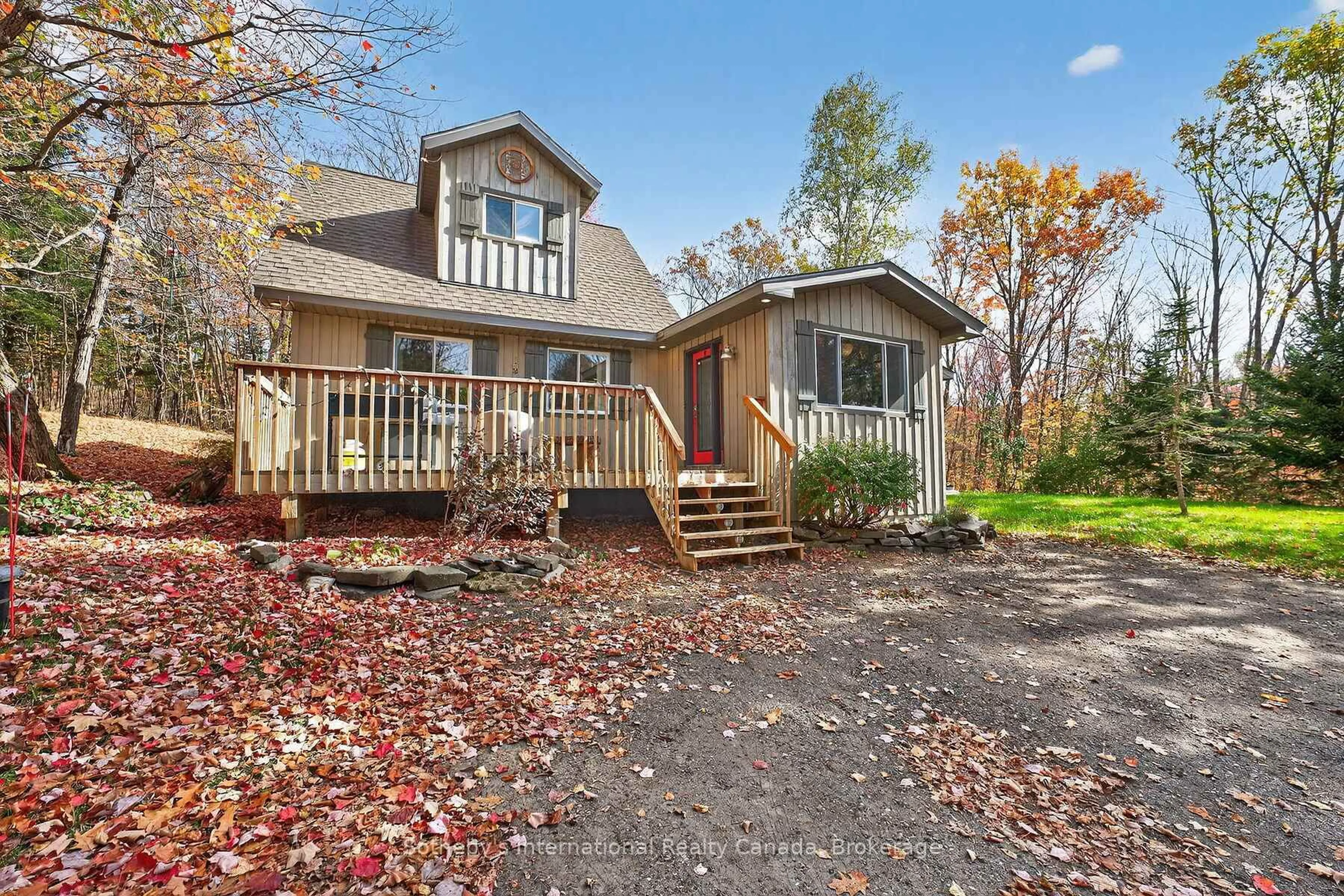 Home with vinyl exterior material, water/lake/river/ocean view for 1132 Limberlost Rd, Lake of Bays Ontario P1H 2J6