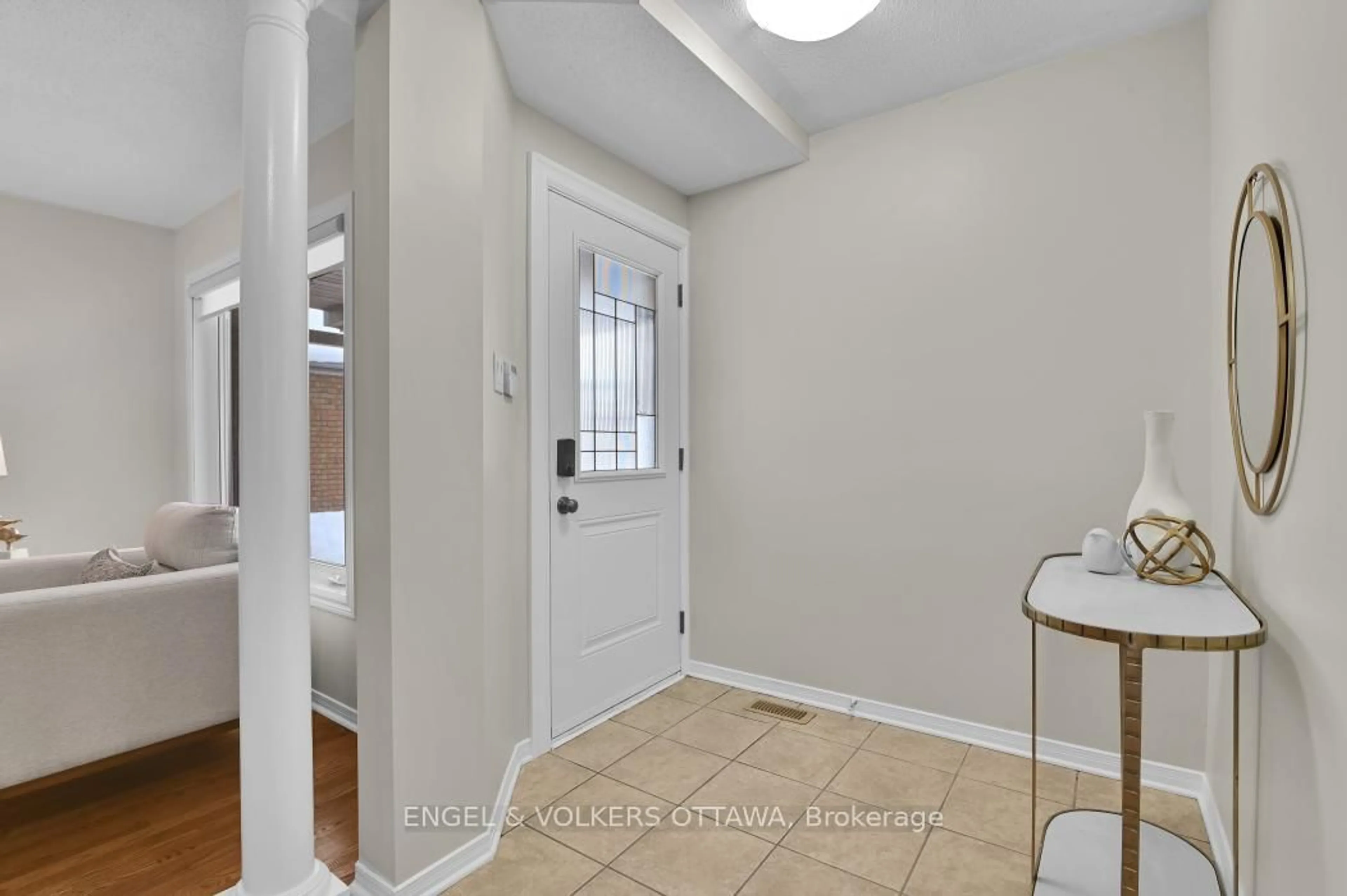 Indoor entryway for 123 Longshire Circ, Ottawa Ontario K2J 4L1