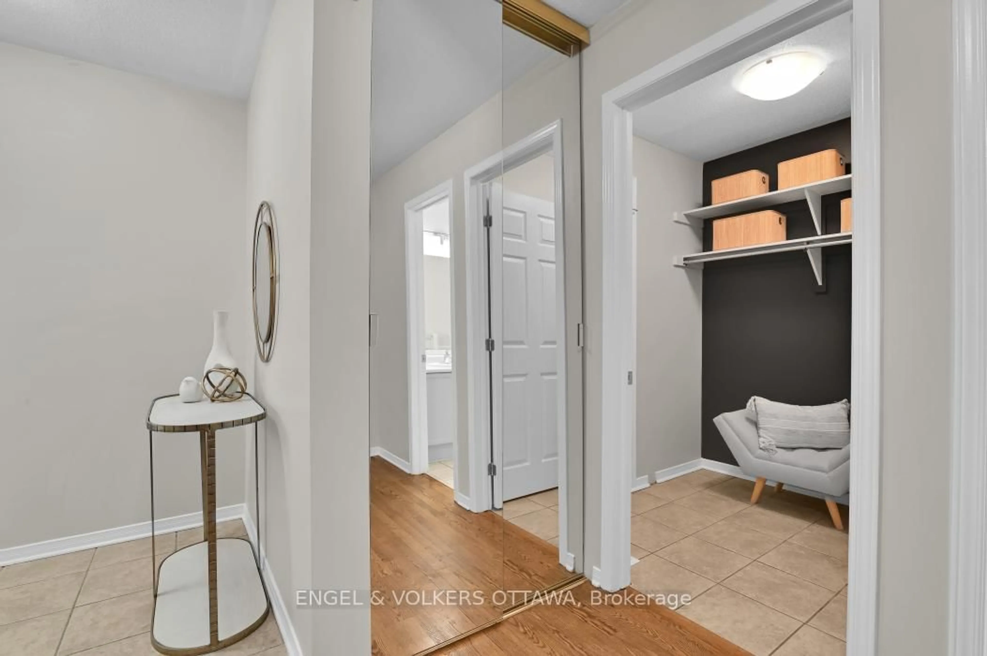 Indoor entryway for 123 Longshire Circ, Ottawa Ontario K2J 4L1