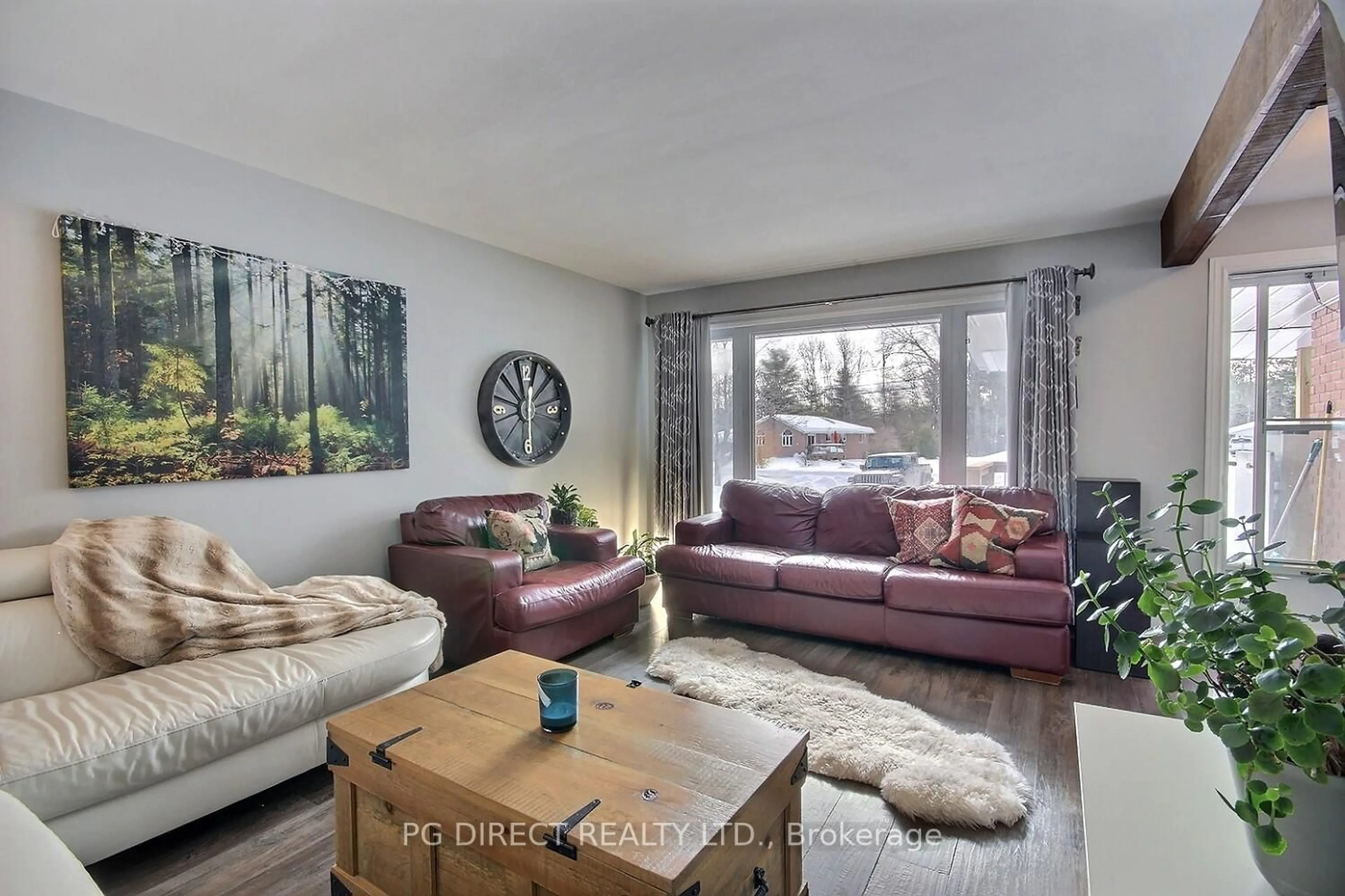 Living room with furniture, unknown for 209 Murray St, Ingleside Ontario K8V 5P4