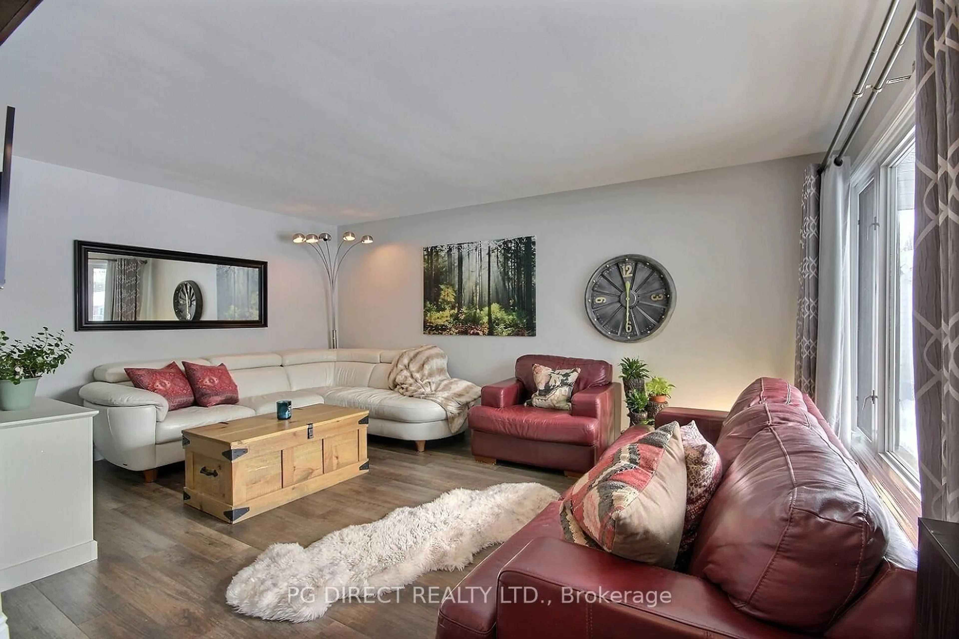 Living room with furniture, wood/laminate floor for 209 Murray St, Ingleside Ontario K8V 5P4