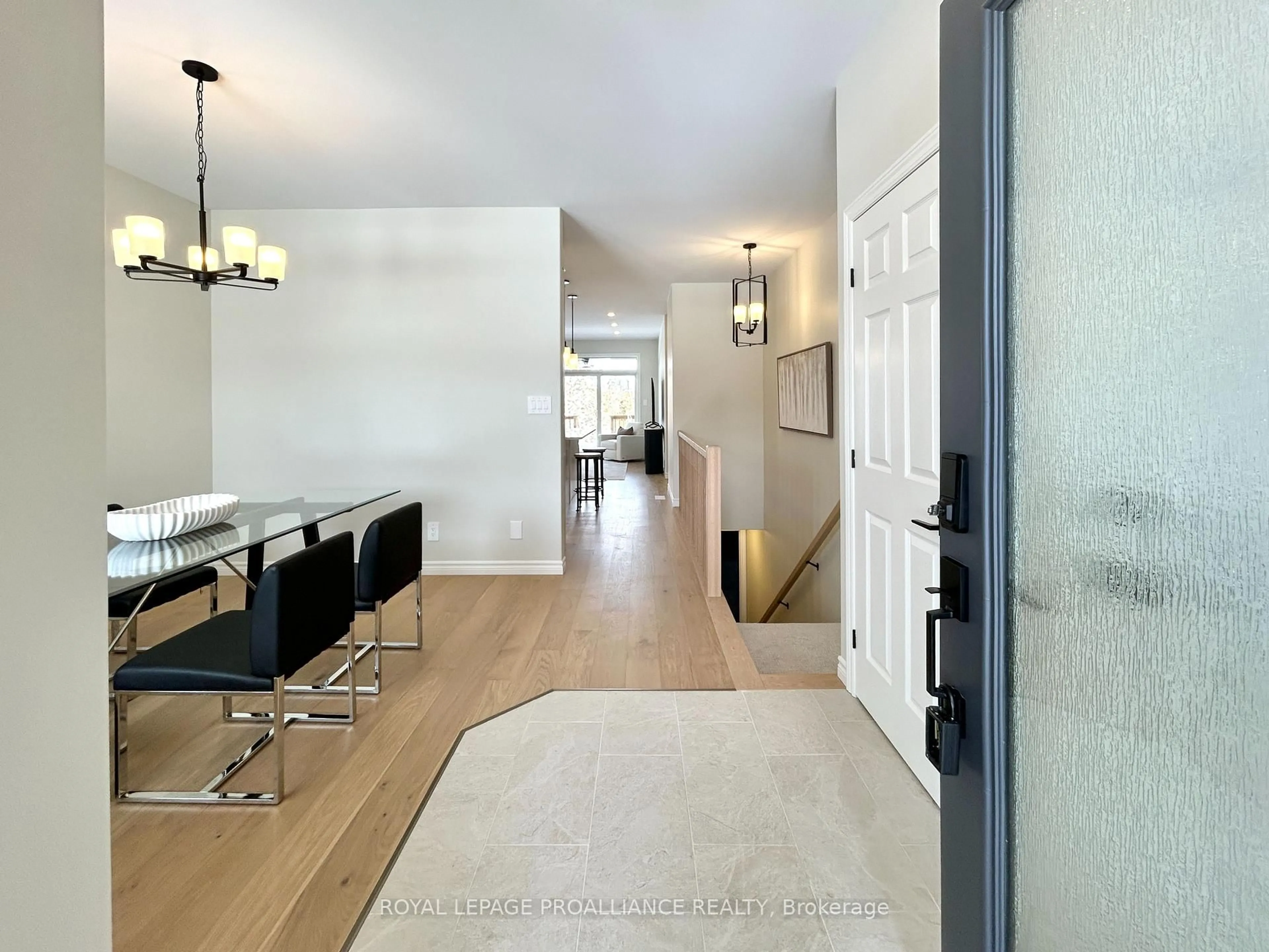 Indoor entryway for 132 Stonecrest Blvd, Quinte West Ontario K8R 0B4