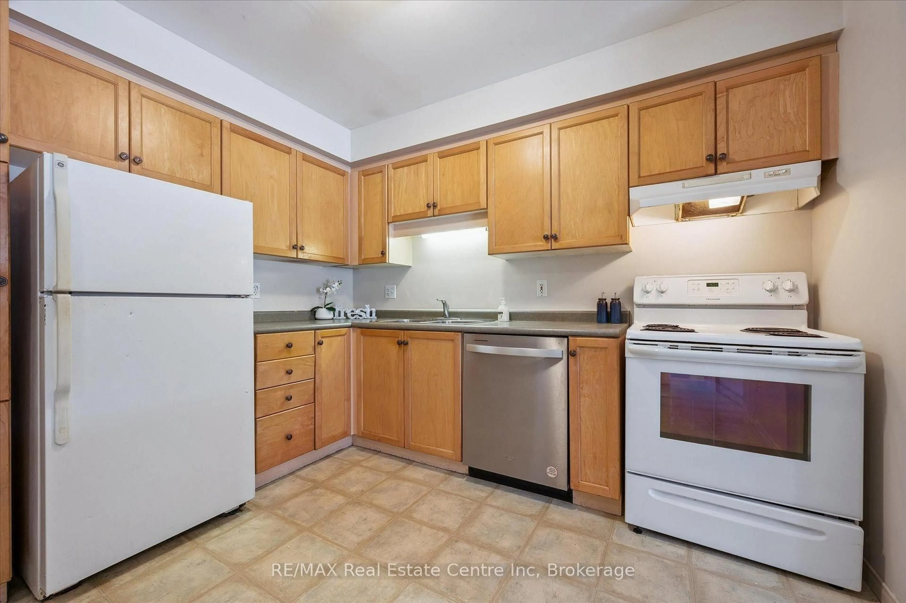 Standard kitchen, unknown for 30 IMPERIAL Rd #106, Guelph Ontario N1K 1Y1