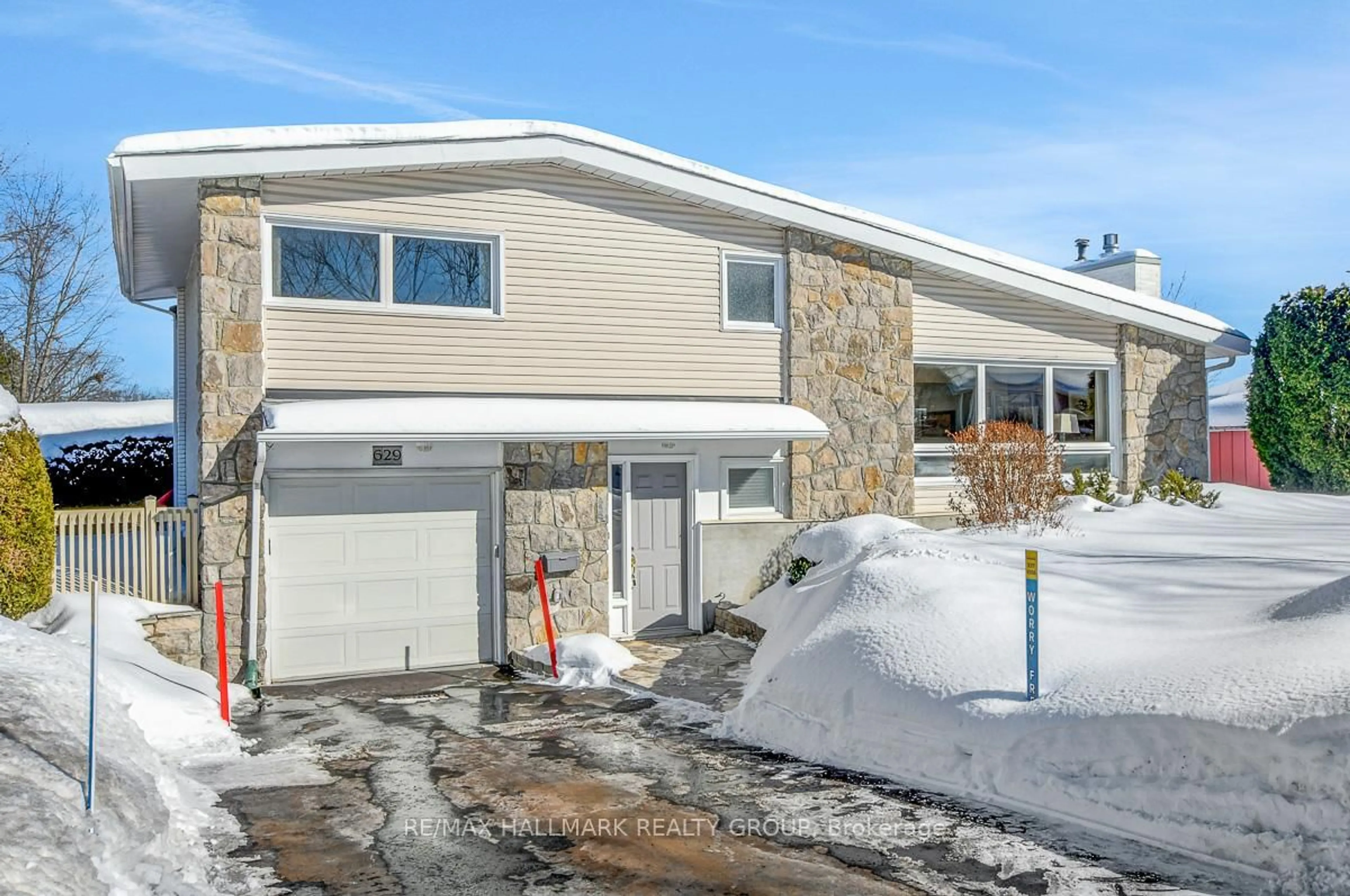 Home with vinyl exterior material, street for 629 Glenhurst Cres, Gloucester Ontario K1J 7B6