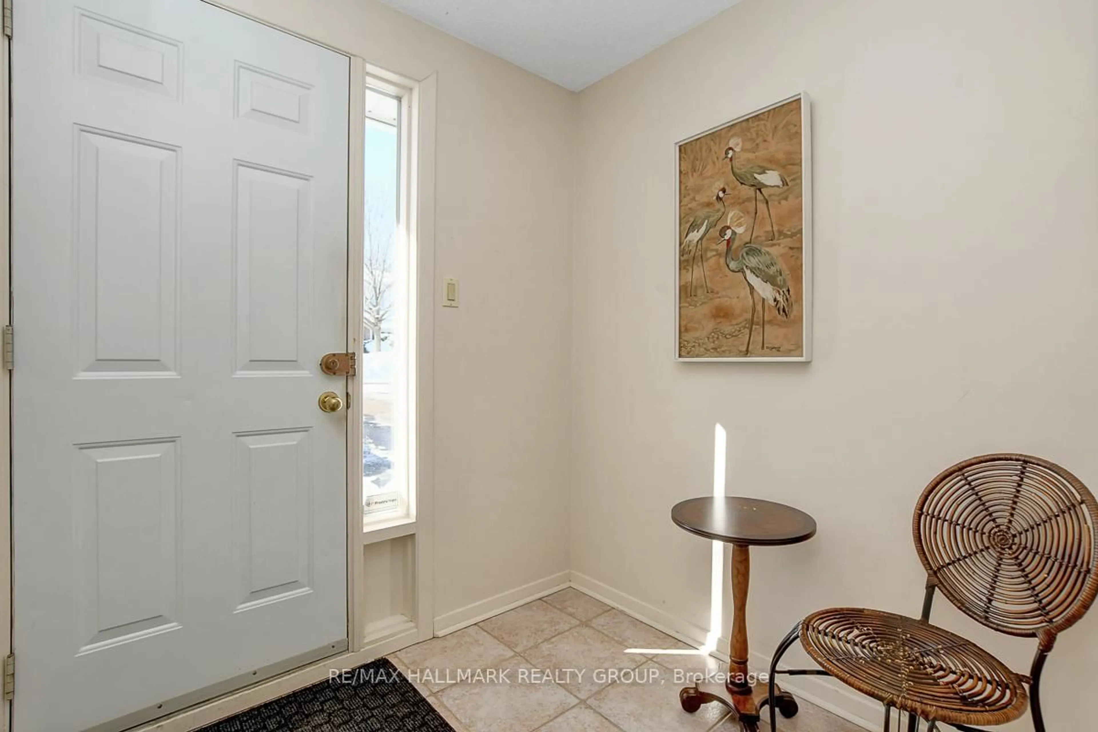 Indoor entryway for 629 Glenhurst Cres, Gloucester Ontario K1J 7B6