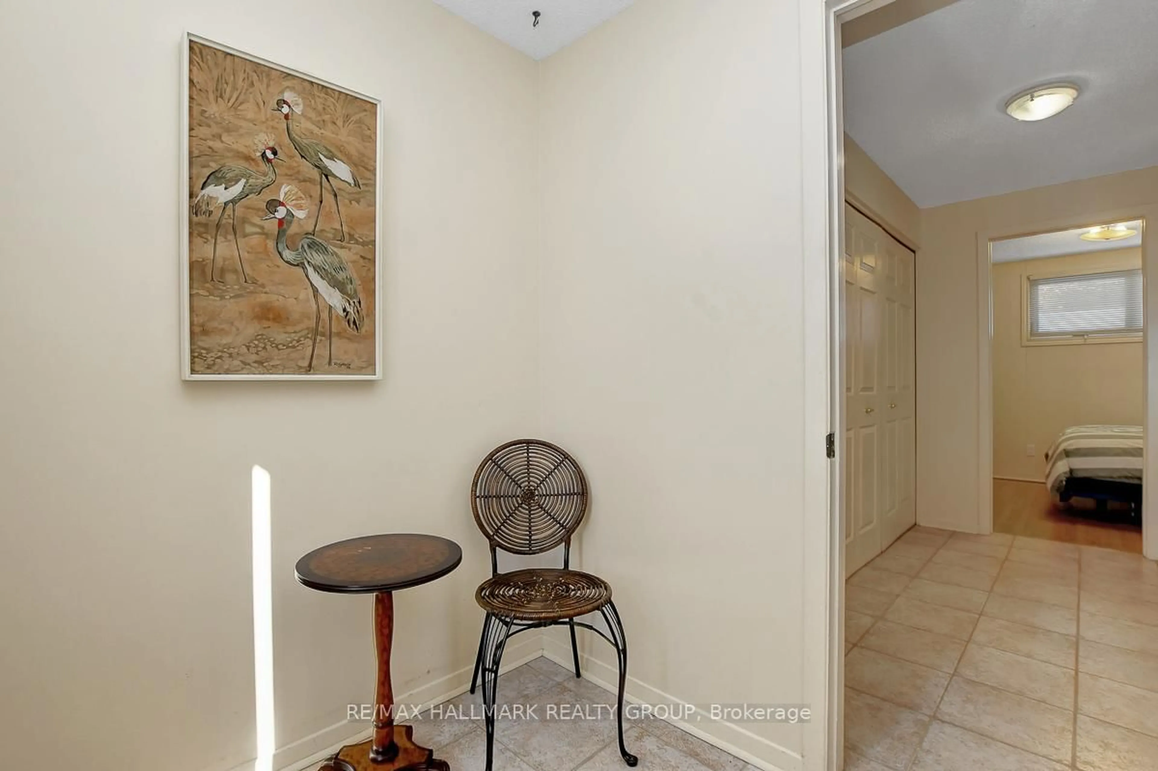 Indoor foyer for 629 Glenhurst Cres, Gloucester Ontario K1J 7B6