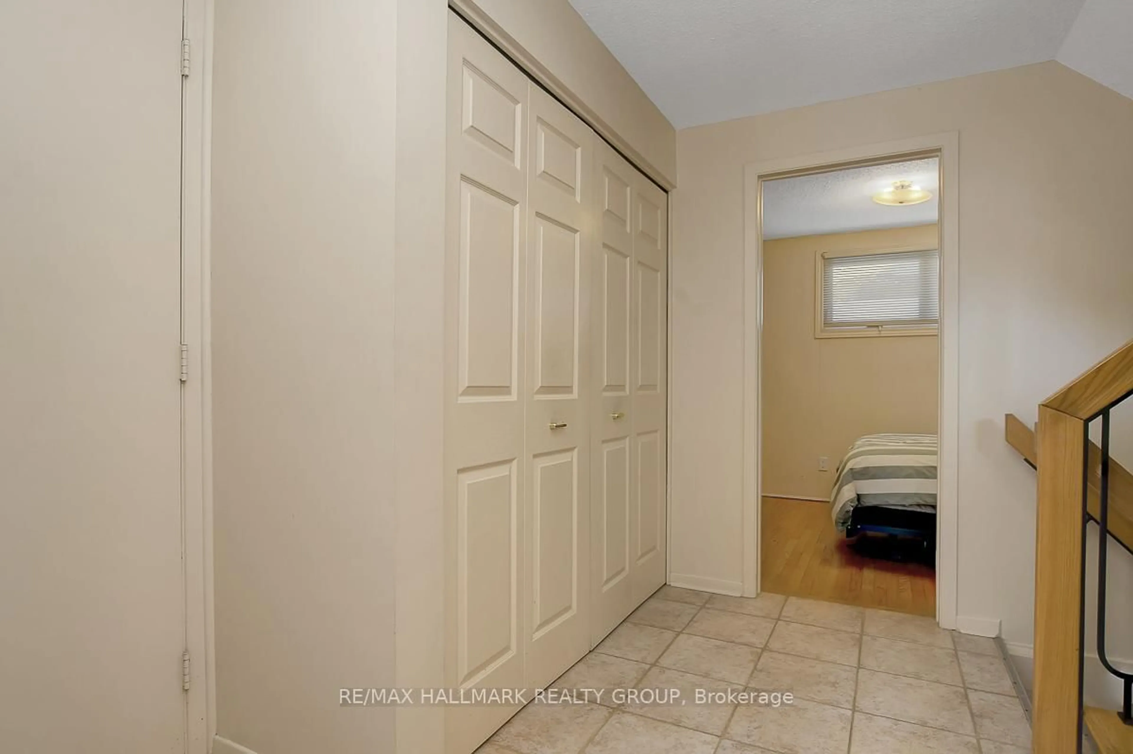 Indoor entryway for 629 Glenhurst Cres, Gloucester Ontario K1J 7B6