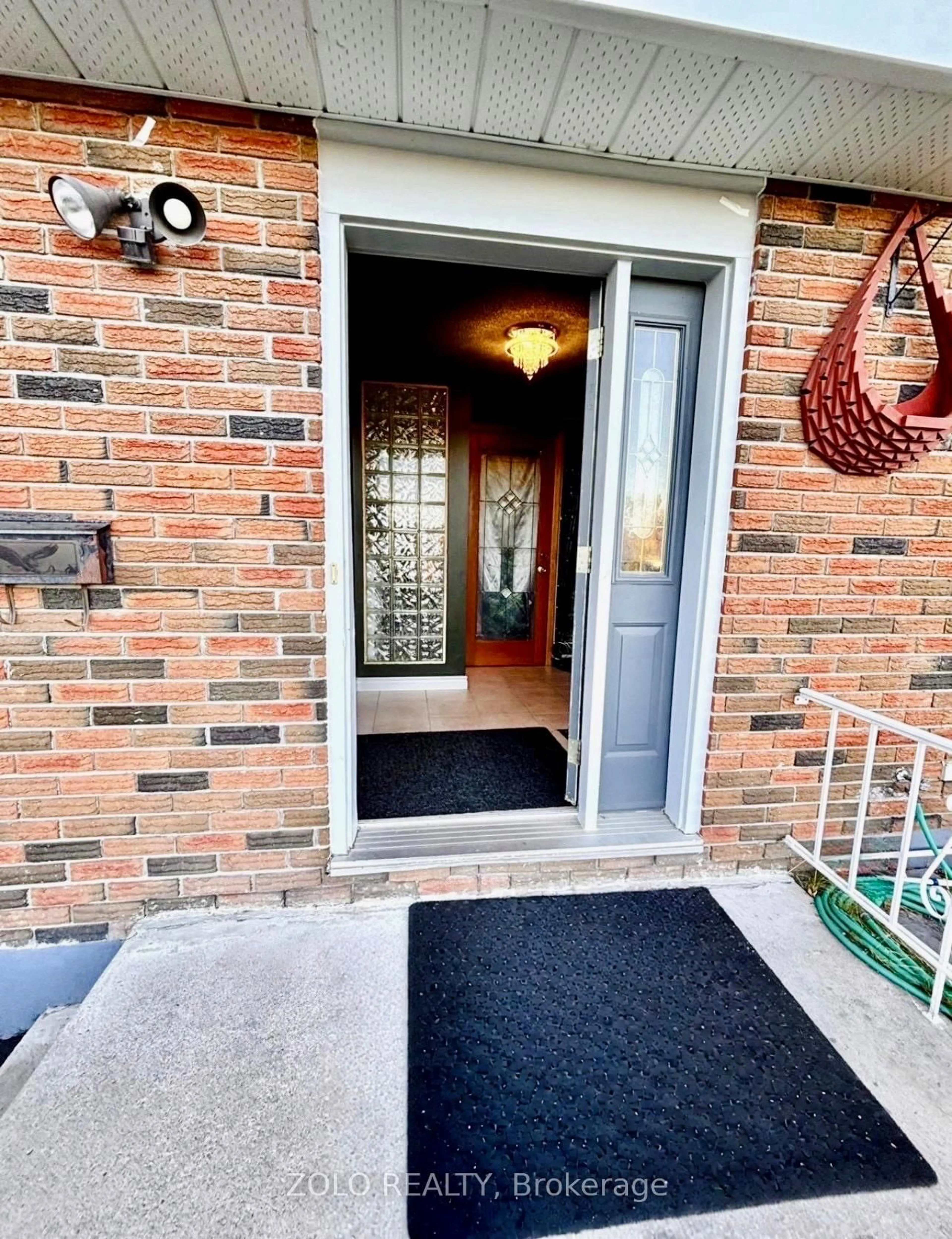 Indoor entryway for 1193 Cartier Blvd, Peterborough Ontario K9H 7B8