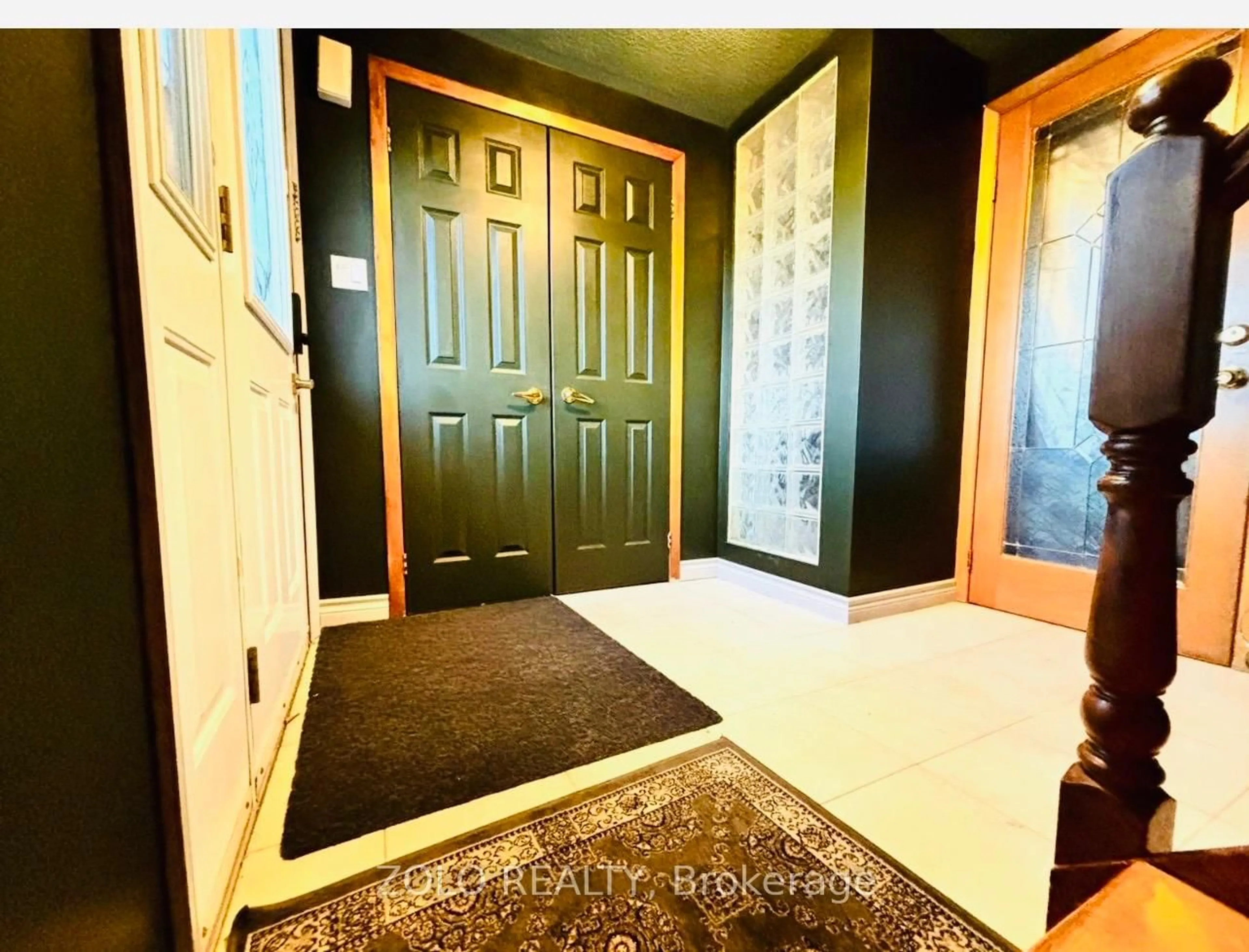 Indoor entryway for 1193 Cartier Blvd, Peterborough Ontario K9H 7B8