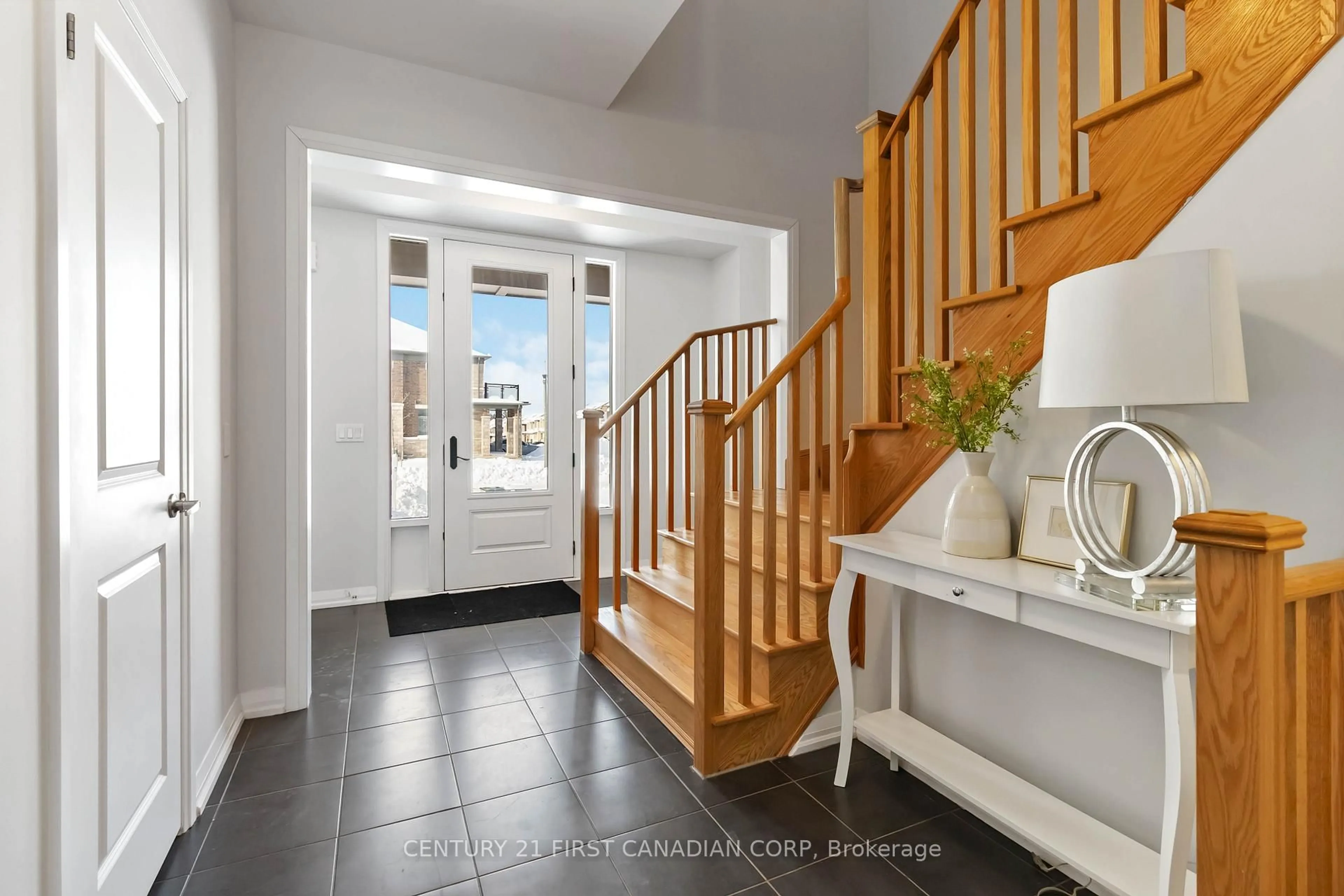 Indoor entryway for 844 Sobeski Ave, Woodstock Ontario N4T 0P2