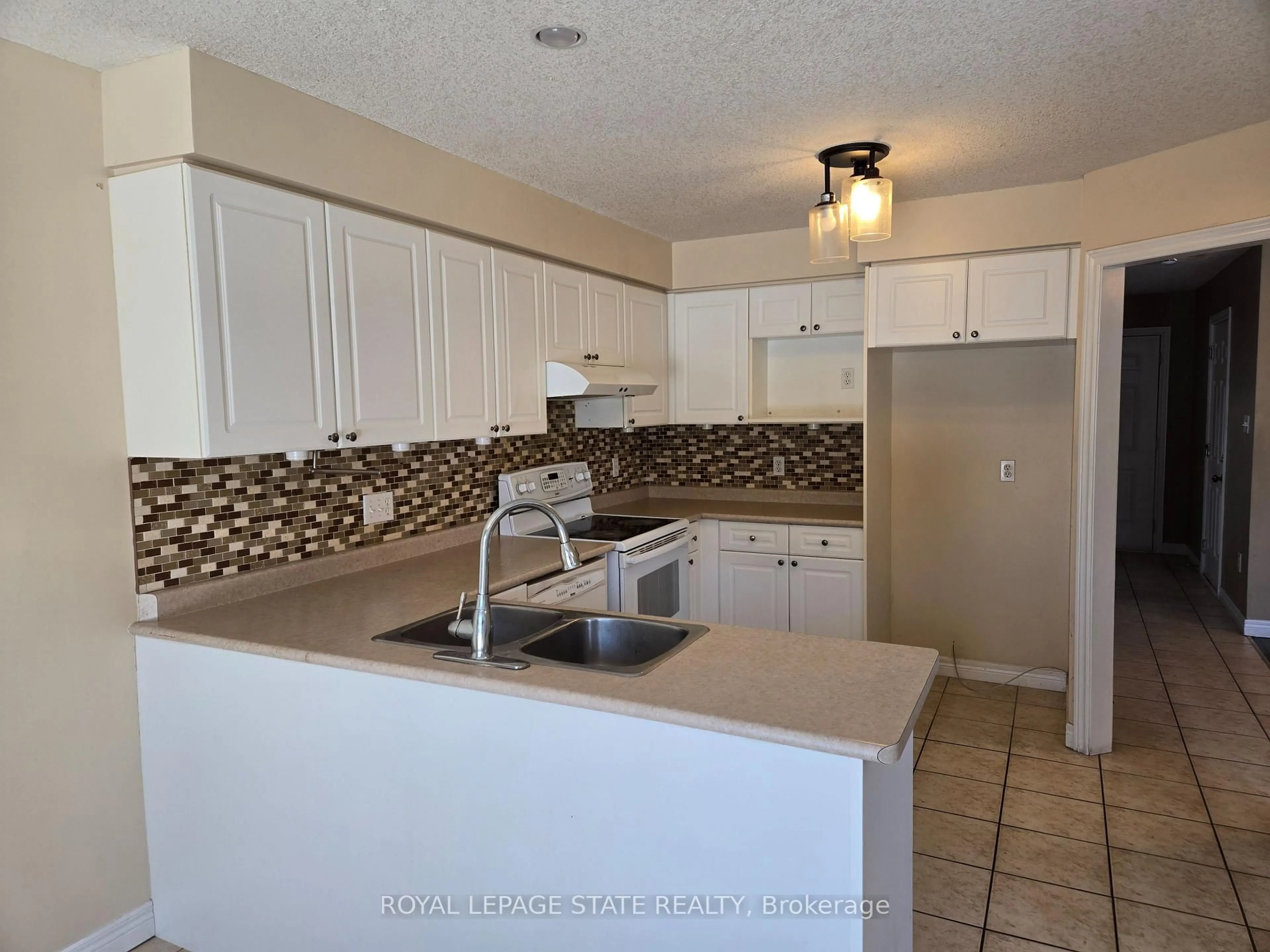 Standard kitchen, ceramic/tile floor for 168 Whittaker Cres, Waterloo Ontario N1T 1Y8