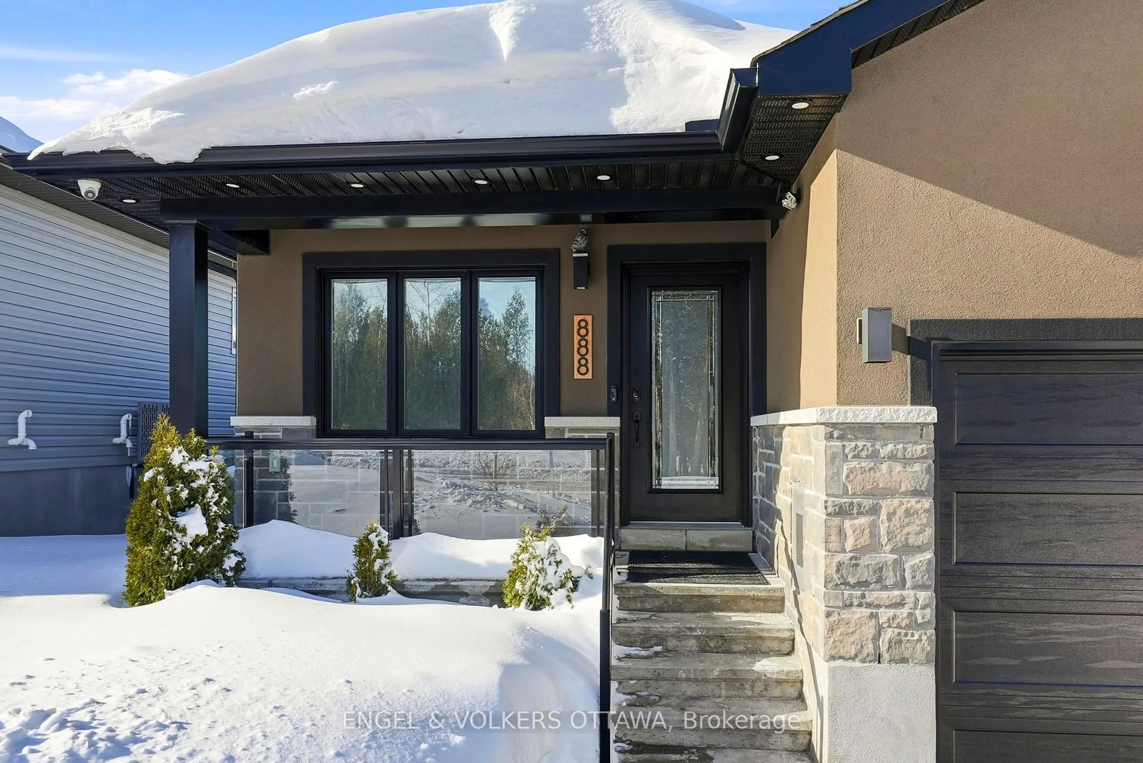Indoor entryway for 888 REAUME St, Almonte Ontario K0A 1A0