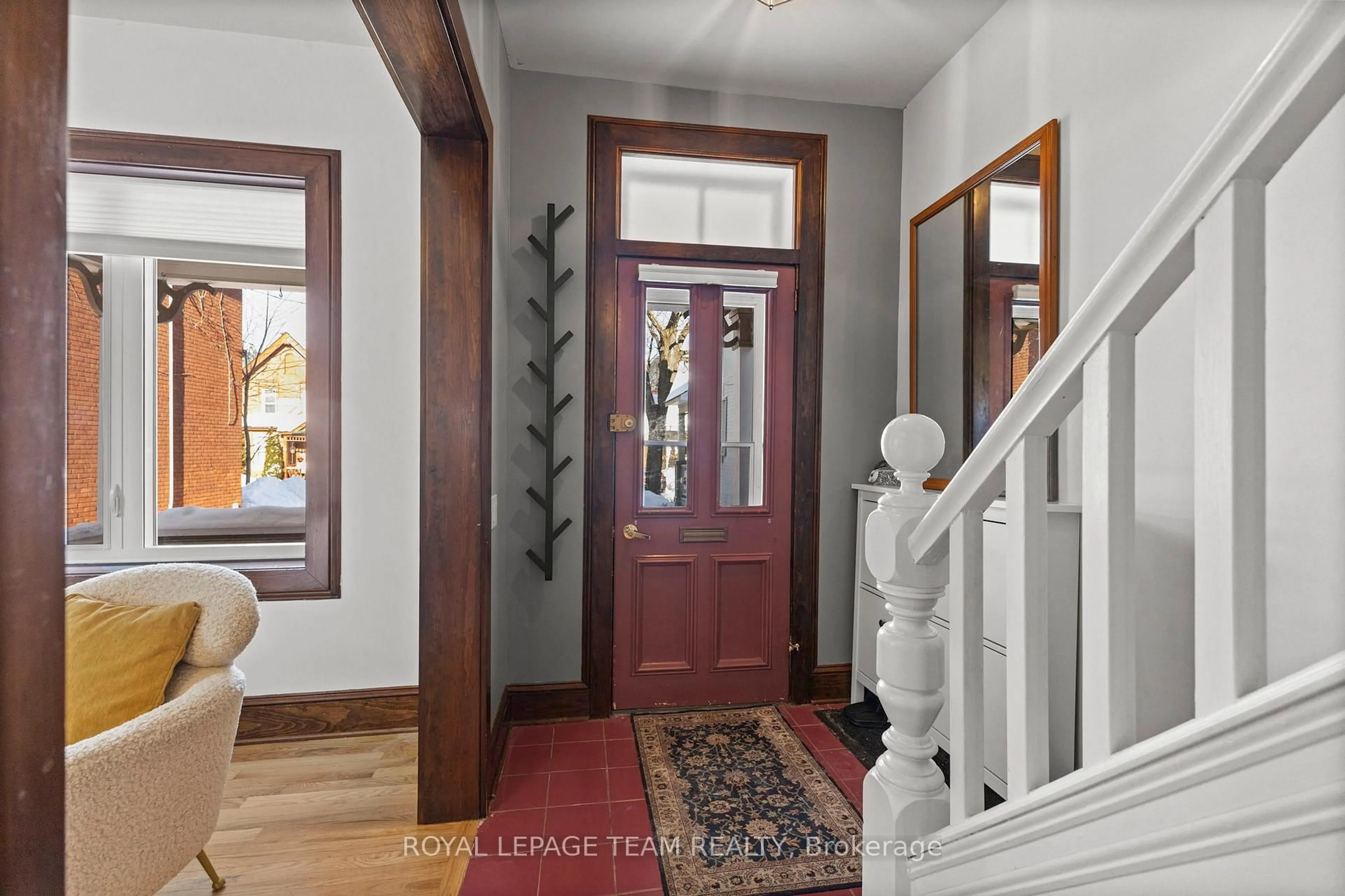 Indoor entryway for 92 Third Ave, Ottawa Ontario K1S 2J8