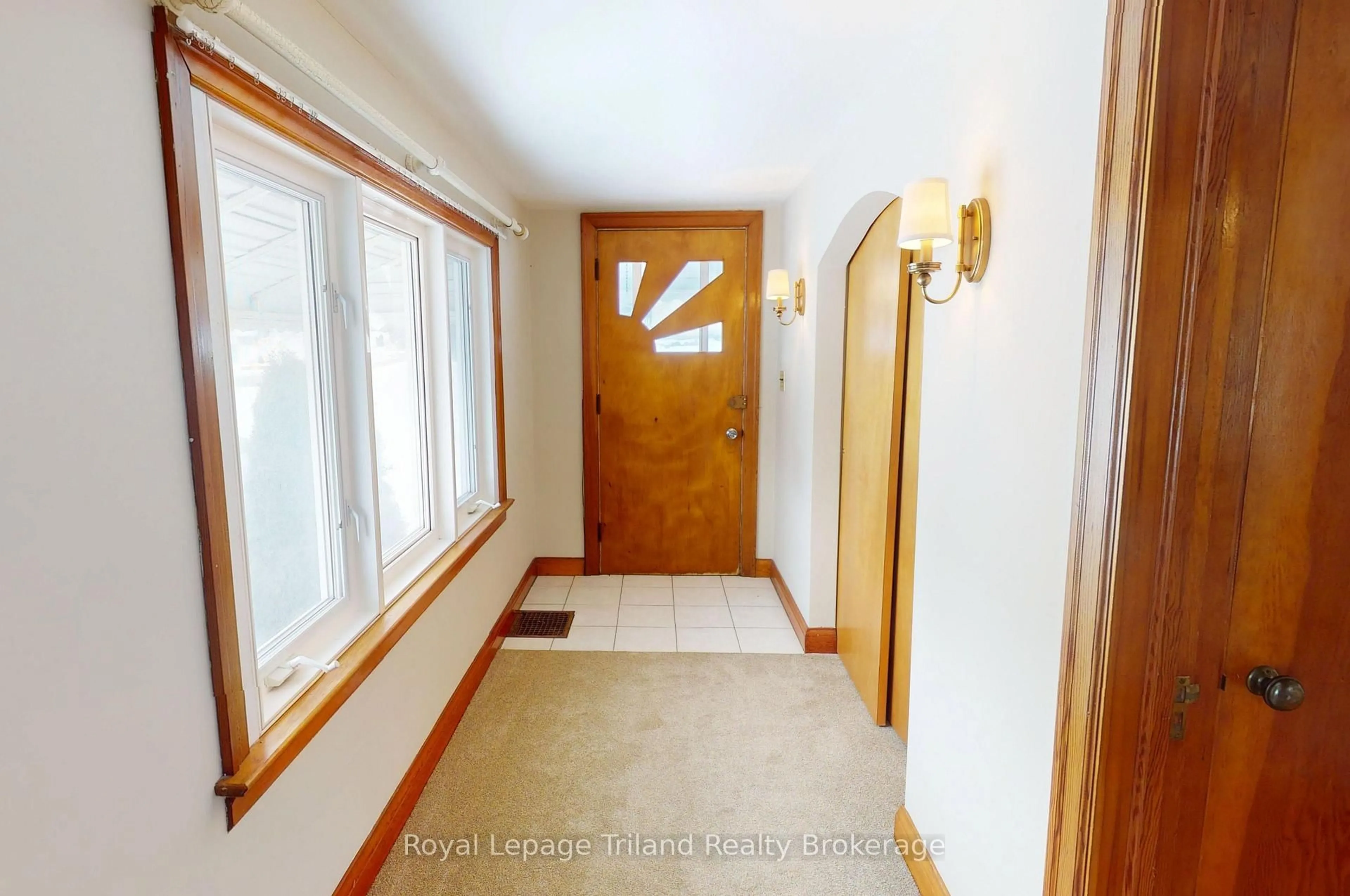 Indoor entryway for 291 Harris St, Ingersoll Ontario N5C 1Y5