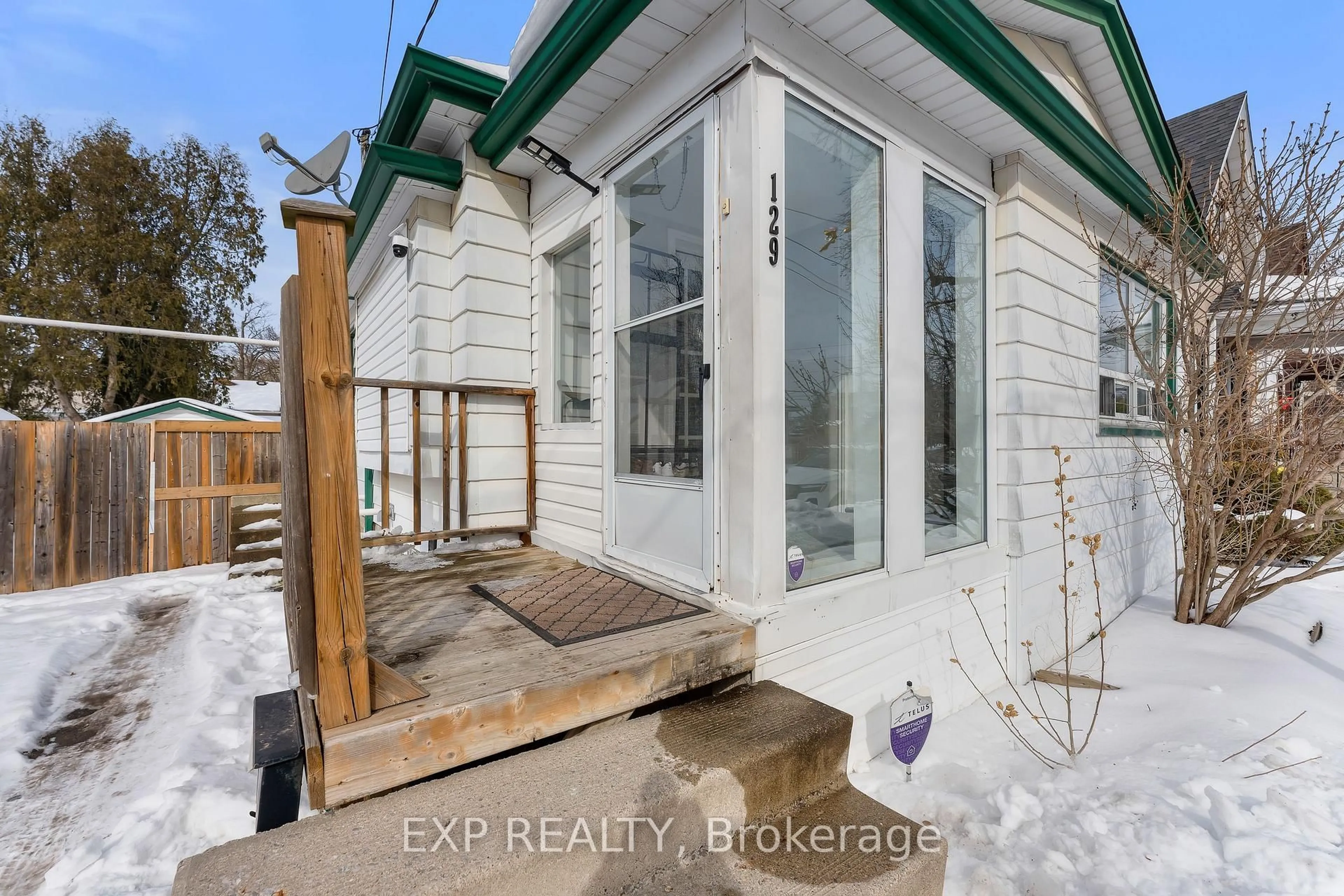 Indoor entryway for 129 Beech St, St. Catharines Ontario L2R 2C1