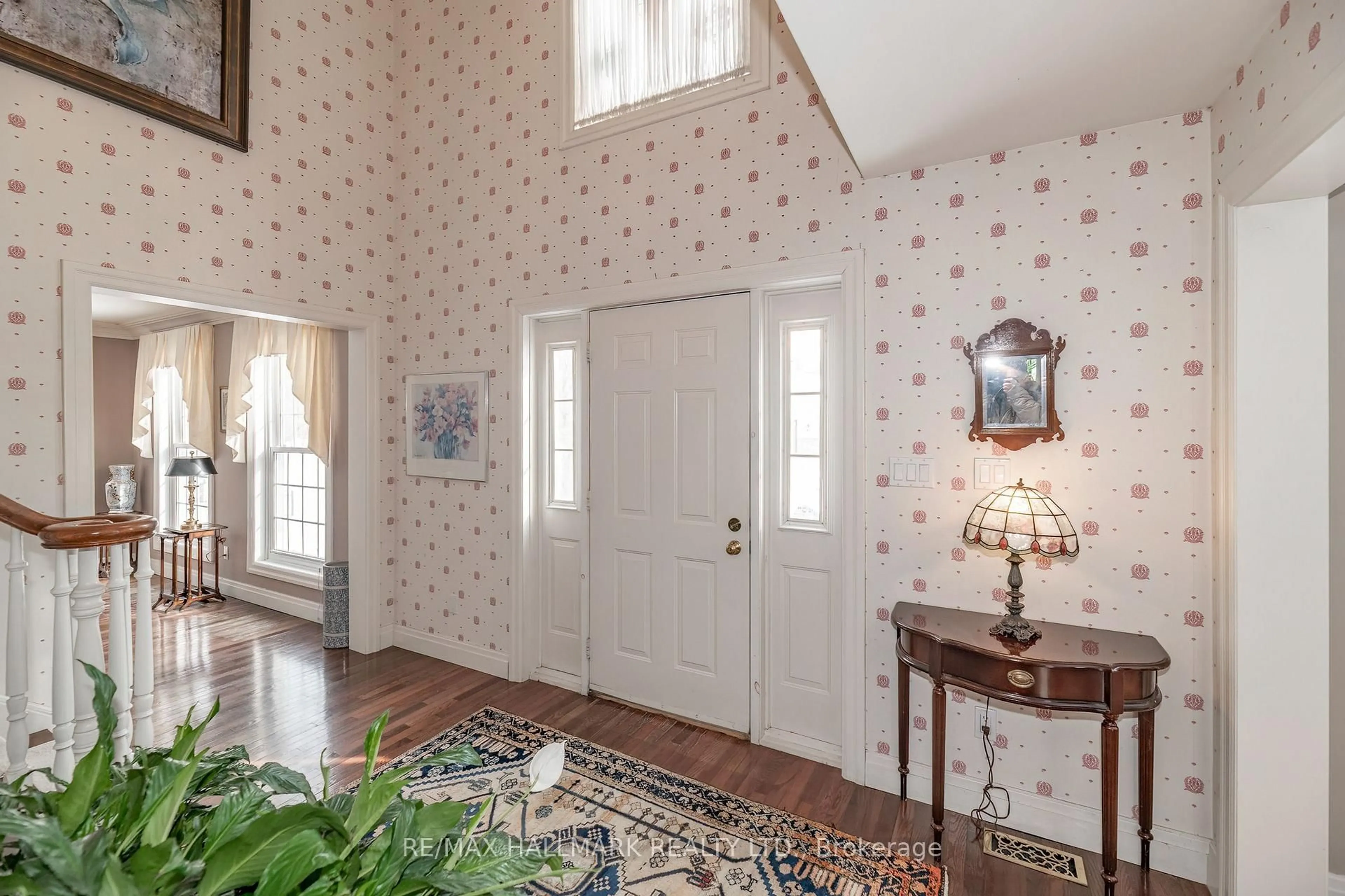 Indoor entryway for 1 Laura Secord Pl, Niagara-on-the-Lake Ontario L0S 1J0