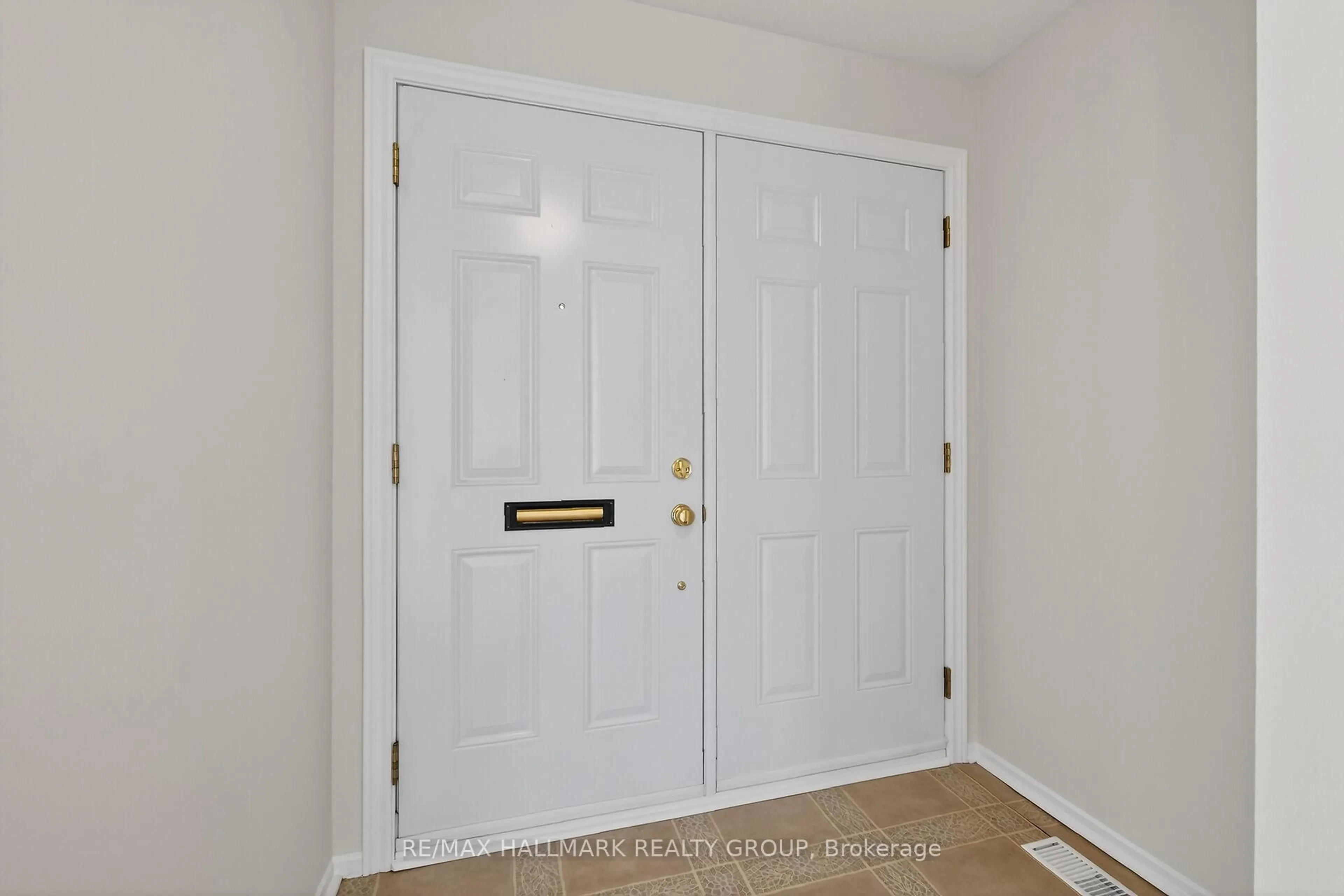 Indoor entryway for 1061 Meadowlands Dr #111, Ottawa Ontario K2C 0K5