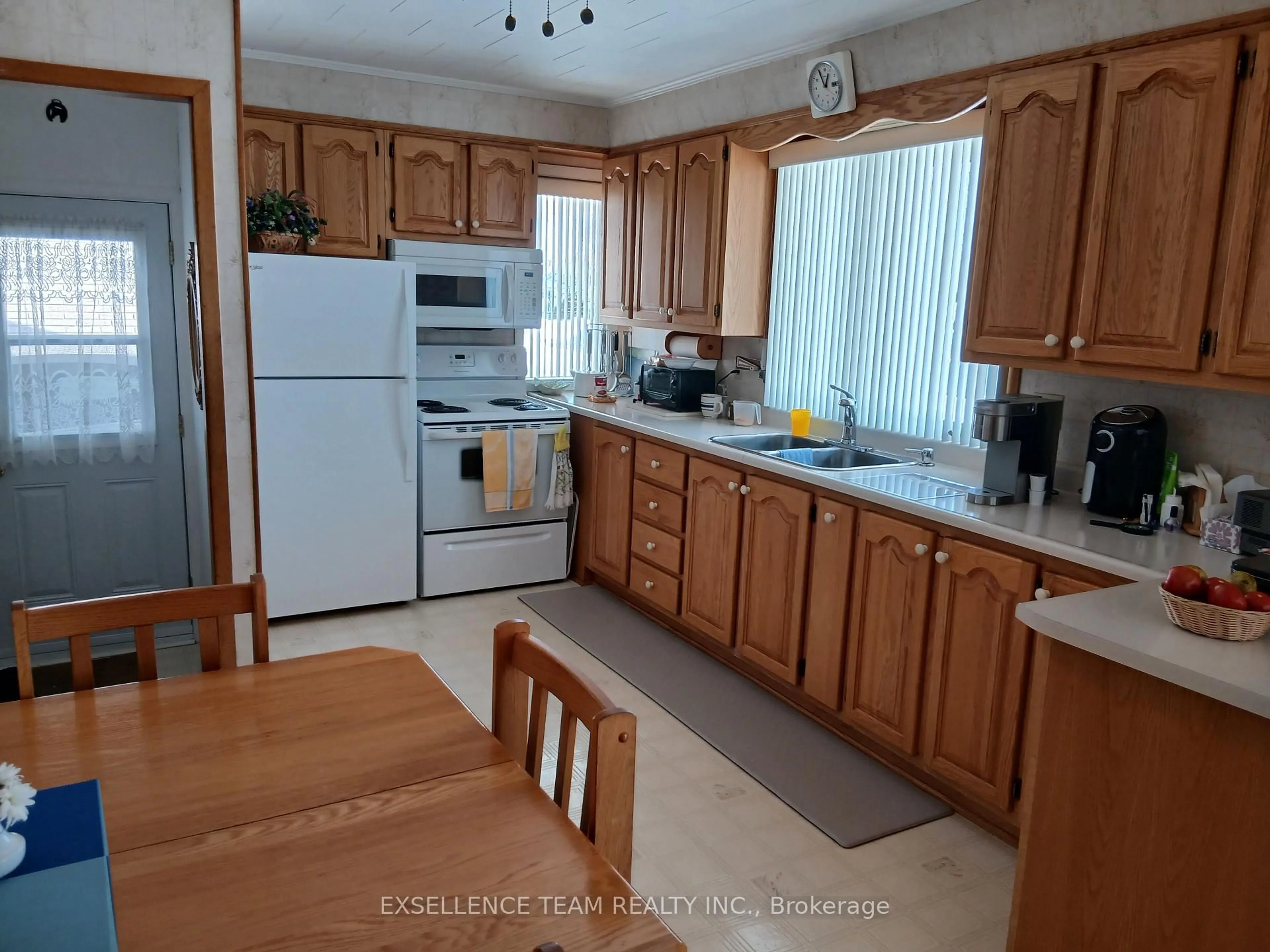 Standard kitchen, wood/laminate floor for 91 Victoria St, North Glengarry Ontario K0C 1A0
