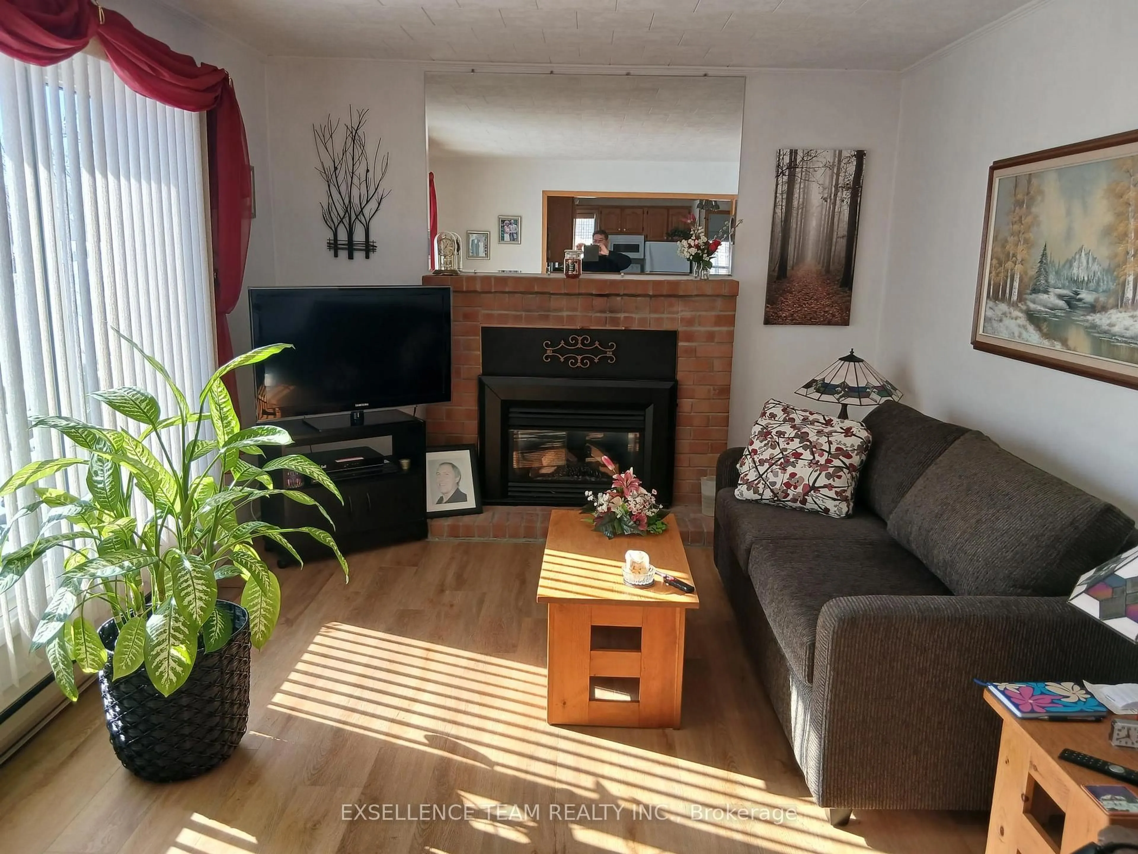 Living room with furniture, wood/laminate floor for 91 Victoria St, North Glengarry Ontario K0C 1A0