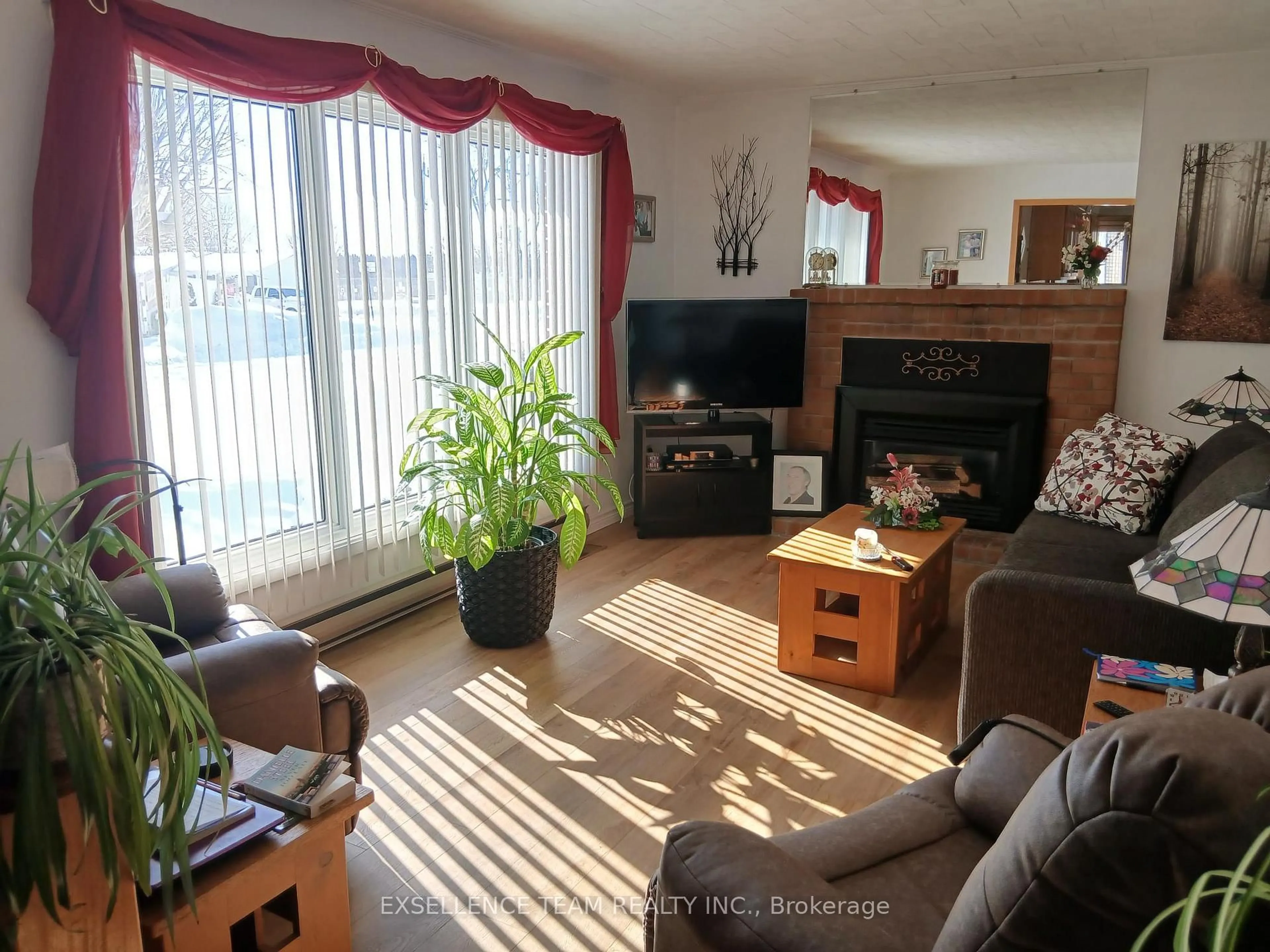 Living room with furniture, wood/laminate floor for 91 Victoria St, North Glengarry Ontario K0C 1A0