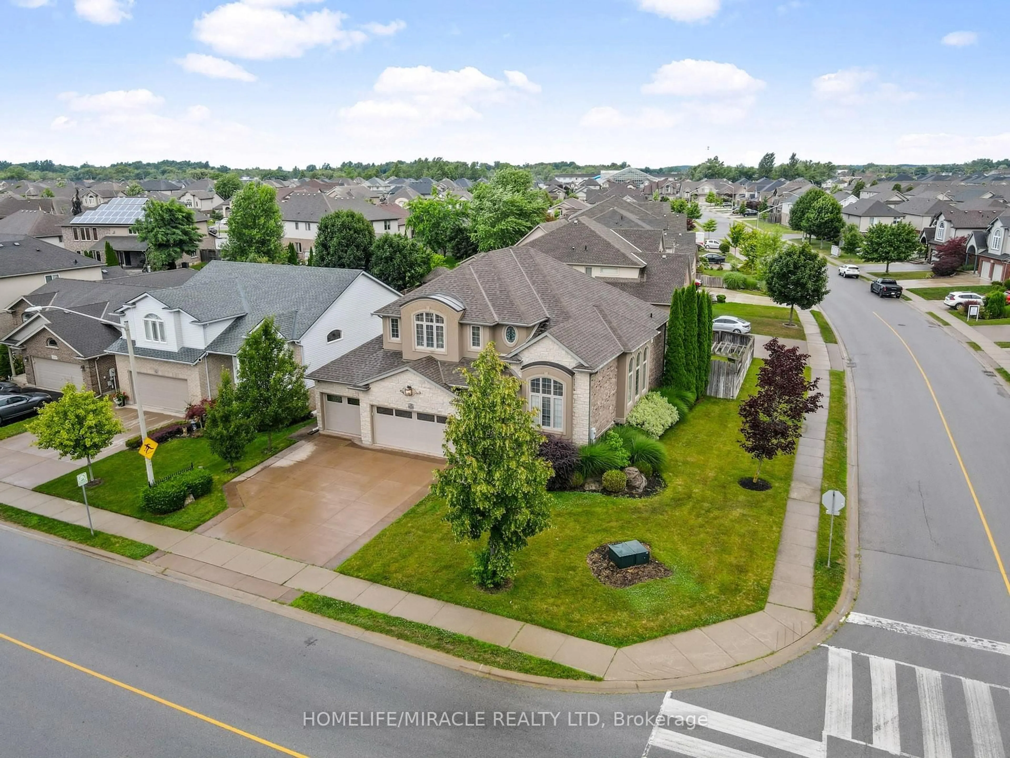 A pic from outside/outdoor area/front of a property/back of a property/a pic from drone, street for 8535 Forestview Blvd, Niagara Falls Ontario L2H 0B2