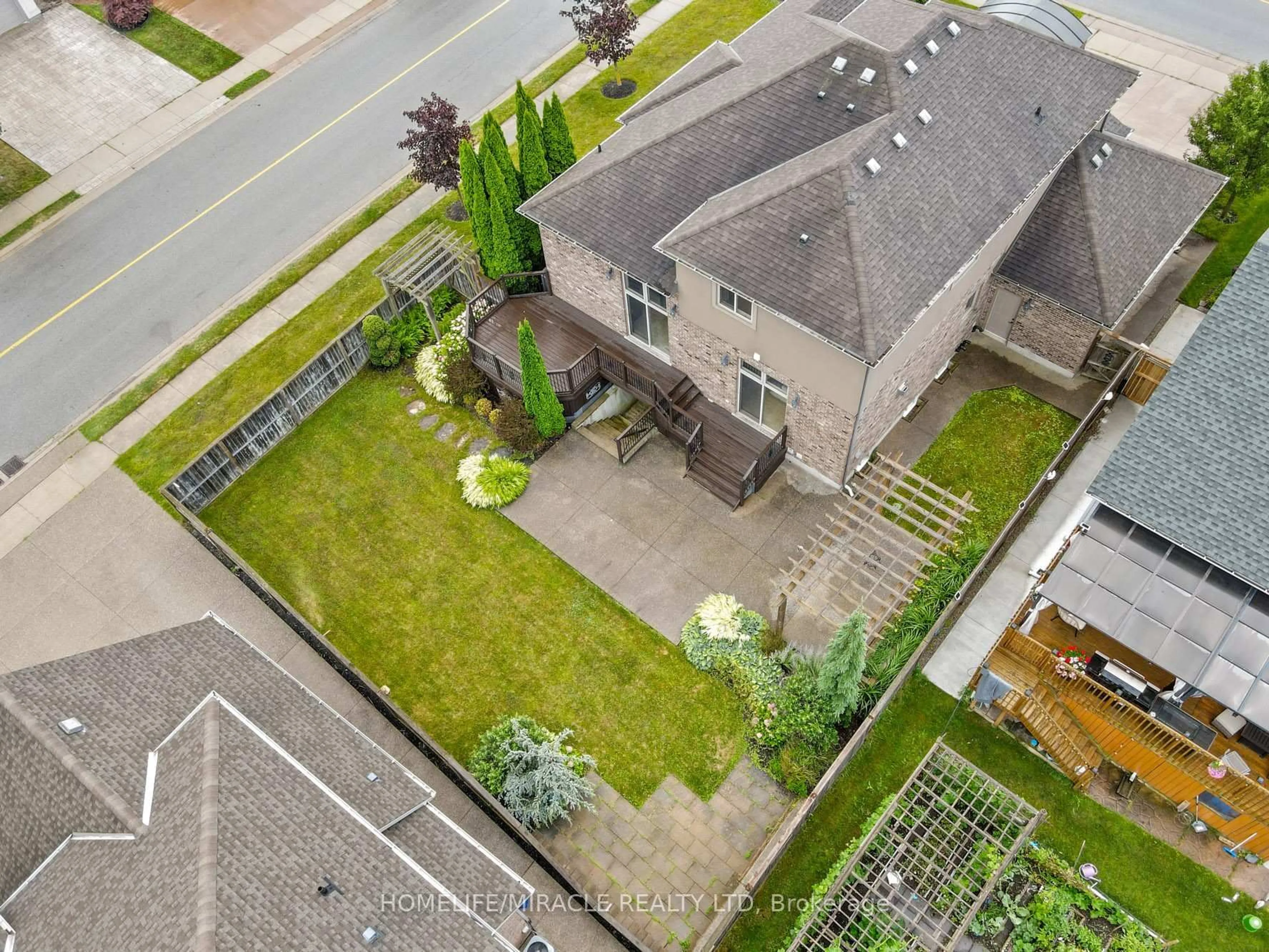 A pic from outside/outdoor area/front of a property/back of a property/a pic from drone, street for 8535 Forestview Blvd, Niagara Falls Ontario L2H 0B2