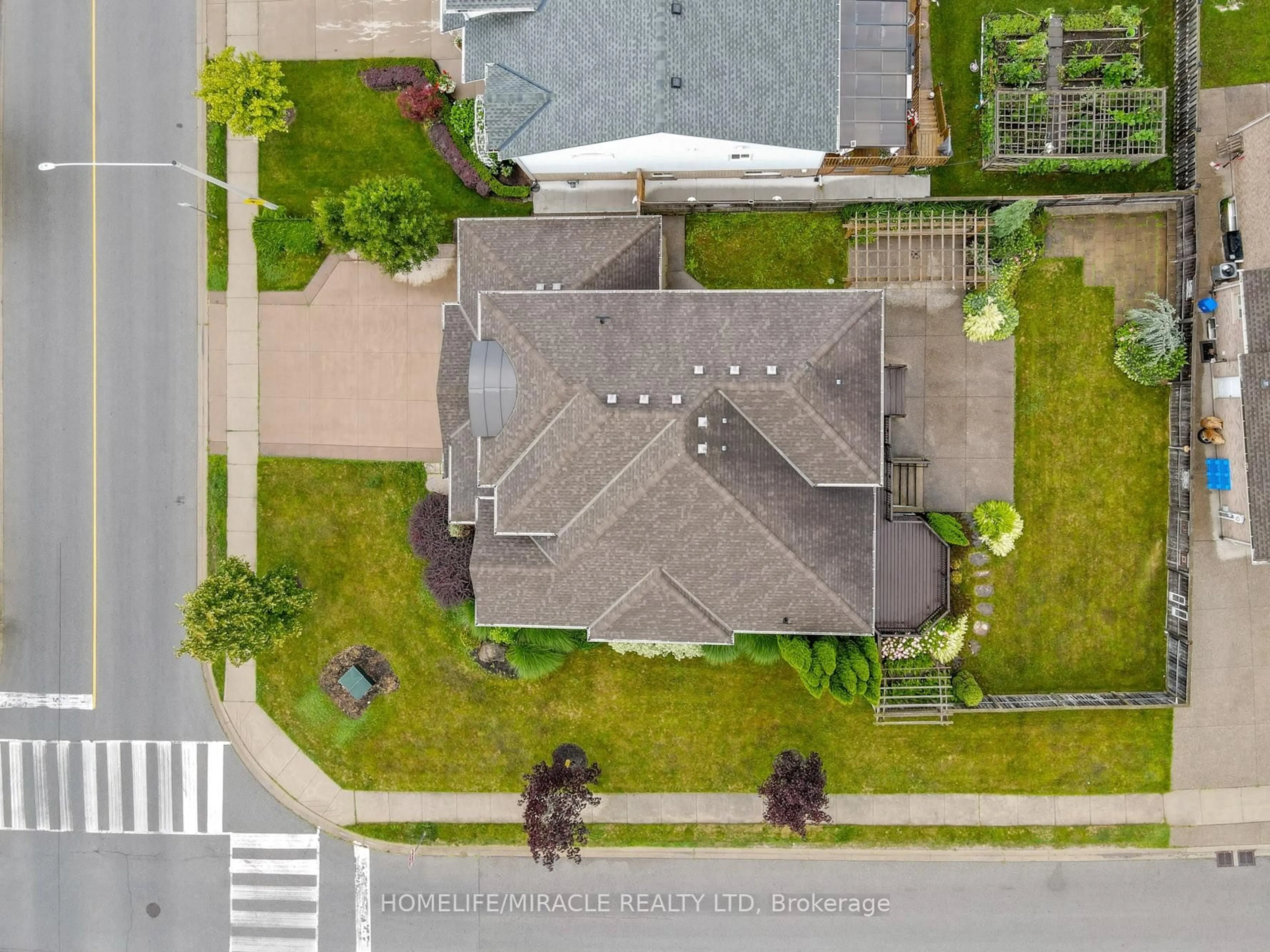 A pic from outside/outdoor area/front of a property/back of a property/a pic from drone, street for 8535 Forestview Blvd, Niagara Falls Ontario L2H 0B2