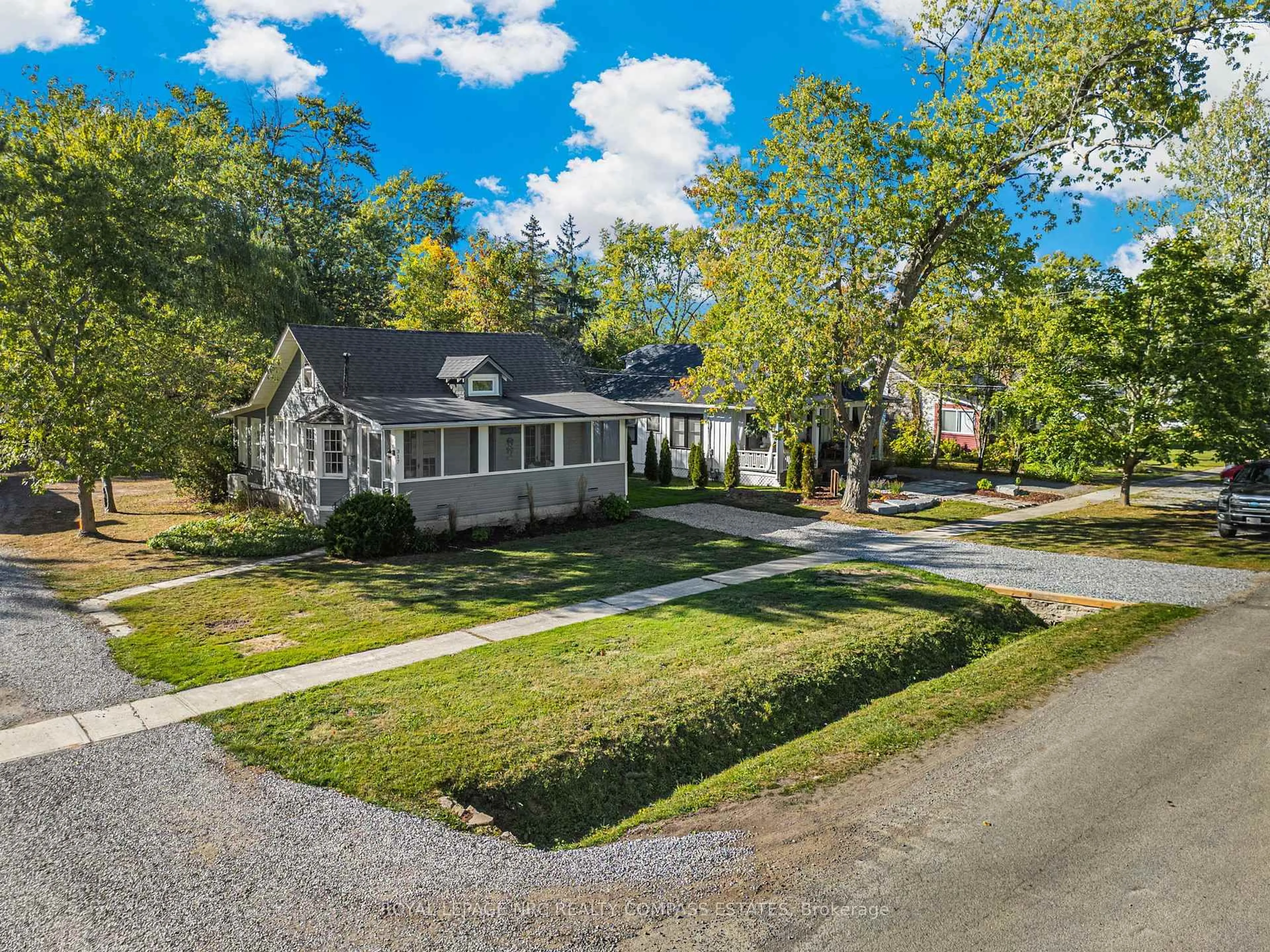 A pic from outside/outdoor area/front of a property/back of a property/a pic from drone, street for 317 Beachview Ave, Fort Erie Ontario L2A 4L8
