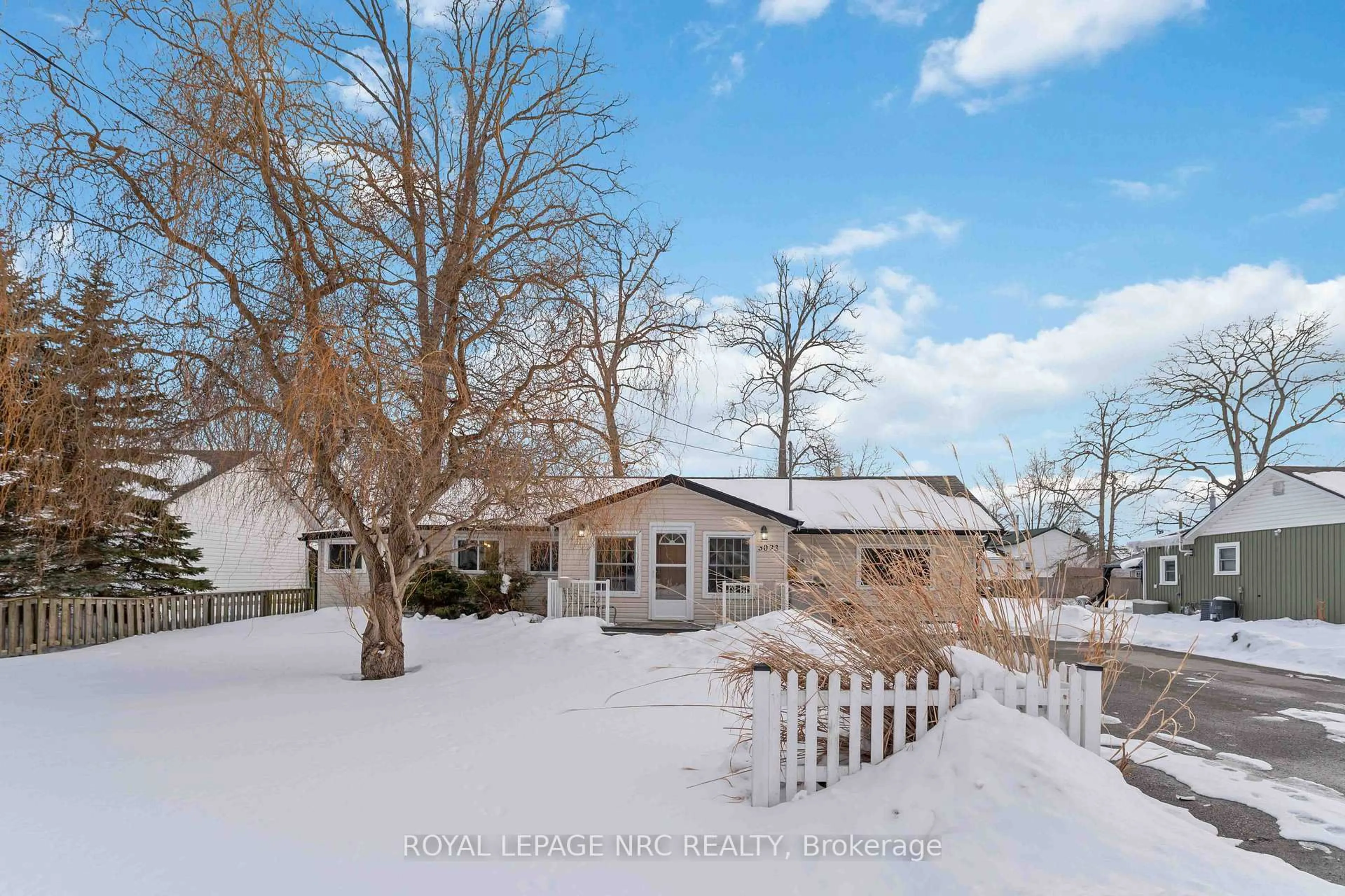 A pic from outside/outdoor area/front of a property/back of a property/a pic from drone, unknown for 3093 Hyman Ave, Fort Erie Ontario L0S 1N0