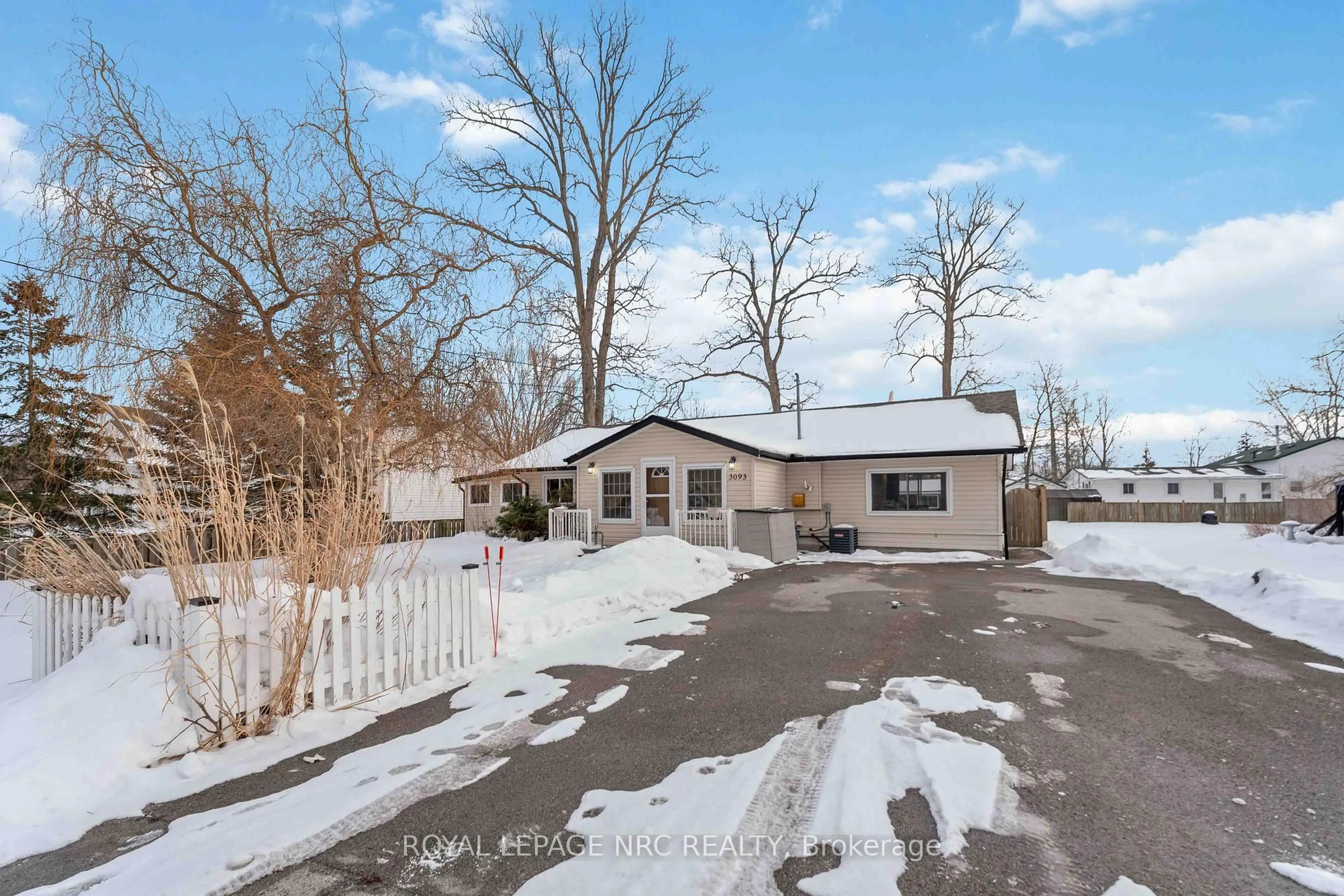 A pic from outside/outdoor area/front of a property/back of a property/a pic from drone, street for 3093 Hyman Ave, Fort Erie Ontario L0S 1N0