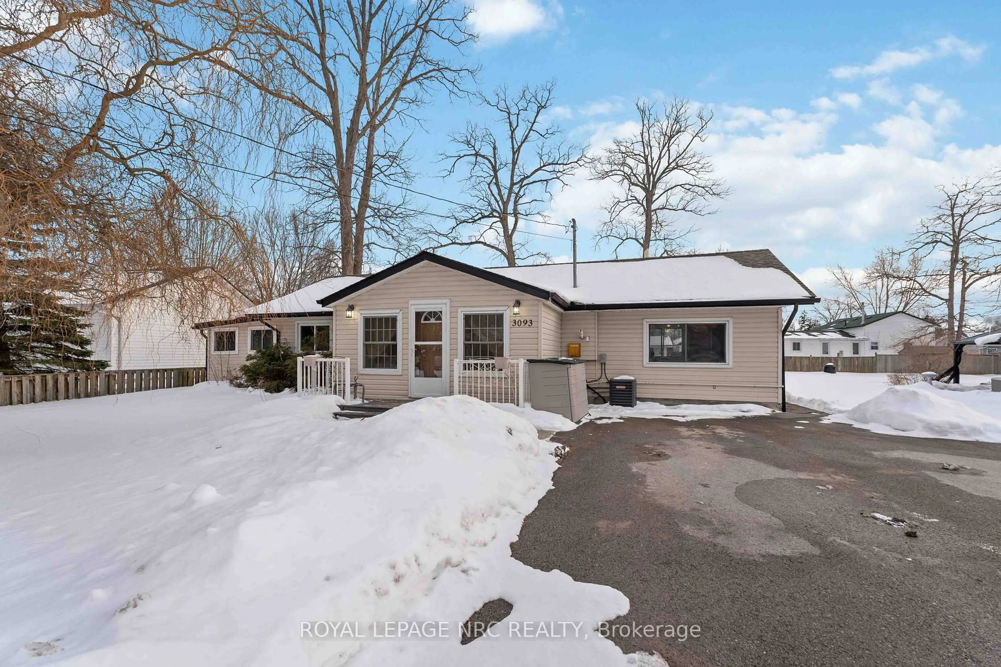 A pic from outside/outdoor area/front of a property/back of a property/a pic from drone, water/lake/river/ocean view for 3093 Hyman Ave, Fort Erie Ontario L0S 1N0