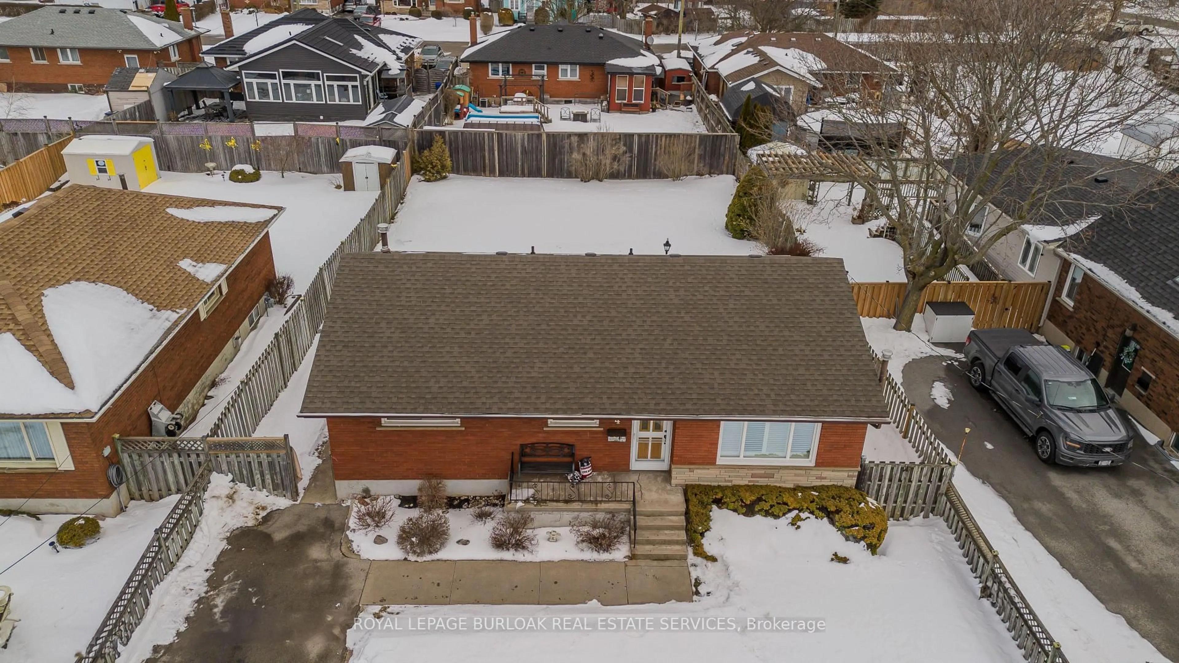 A pic from outside/outdoor area/front of a property/back of a property/a pic from drone, street for 4 Cherry Ave, Grimsby Ontario L3M 2G9