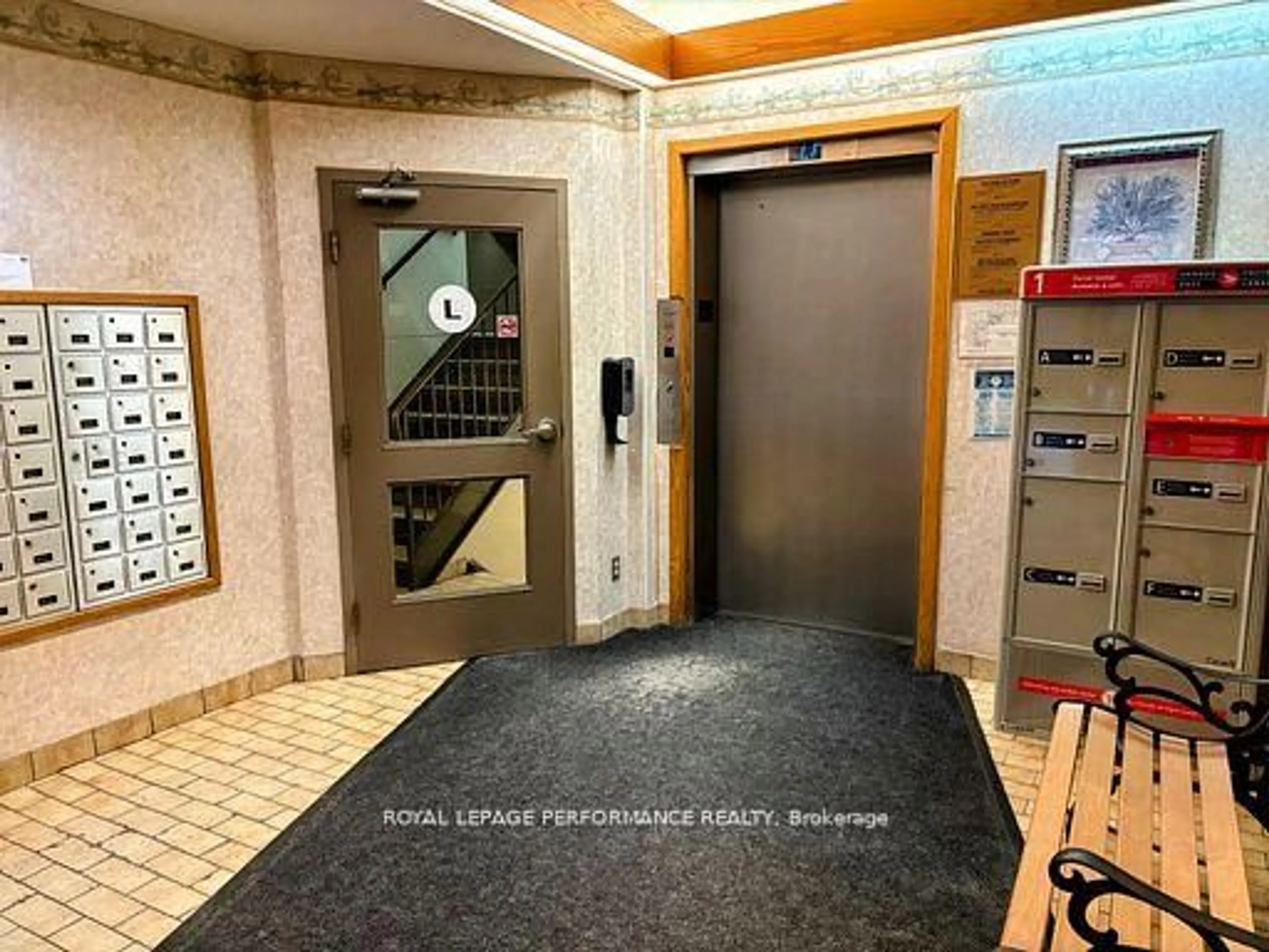 Indoor foyer for 6470 Bilberry Dr #112, Ottawa Ontario K1C 4P1