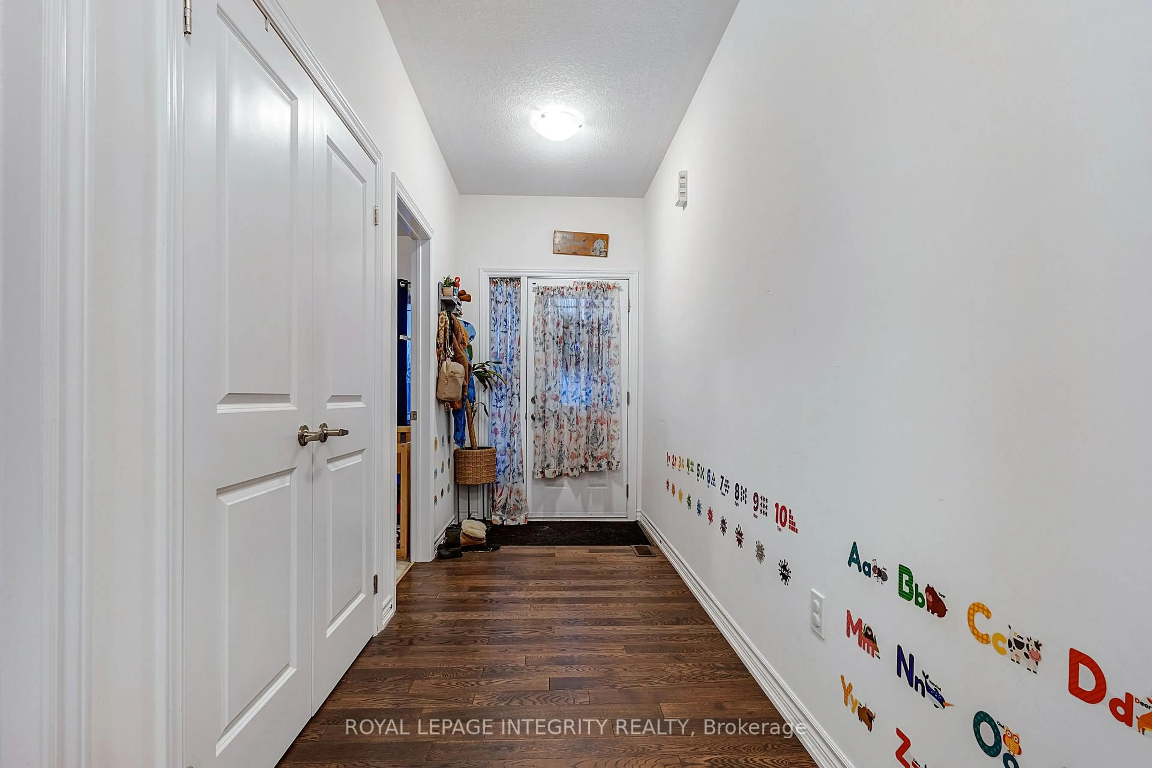 Indoor entryway for 194 Adley Dr, Brockville Ontario K6V 7J2