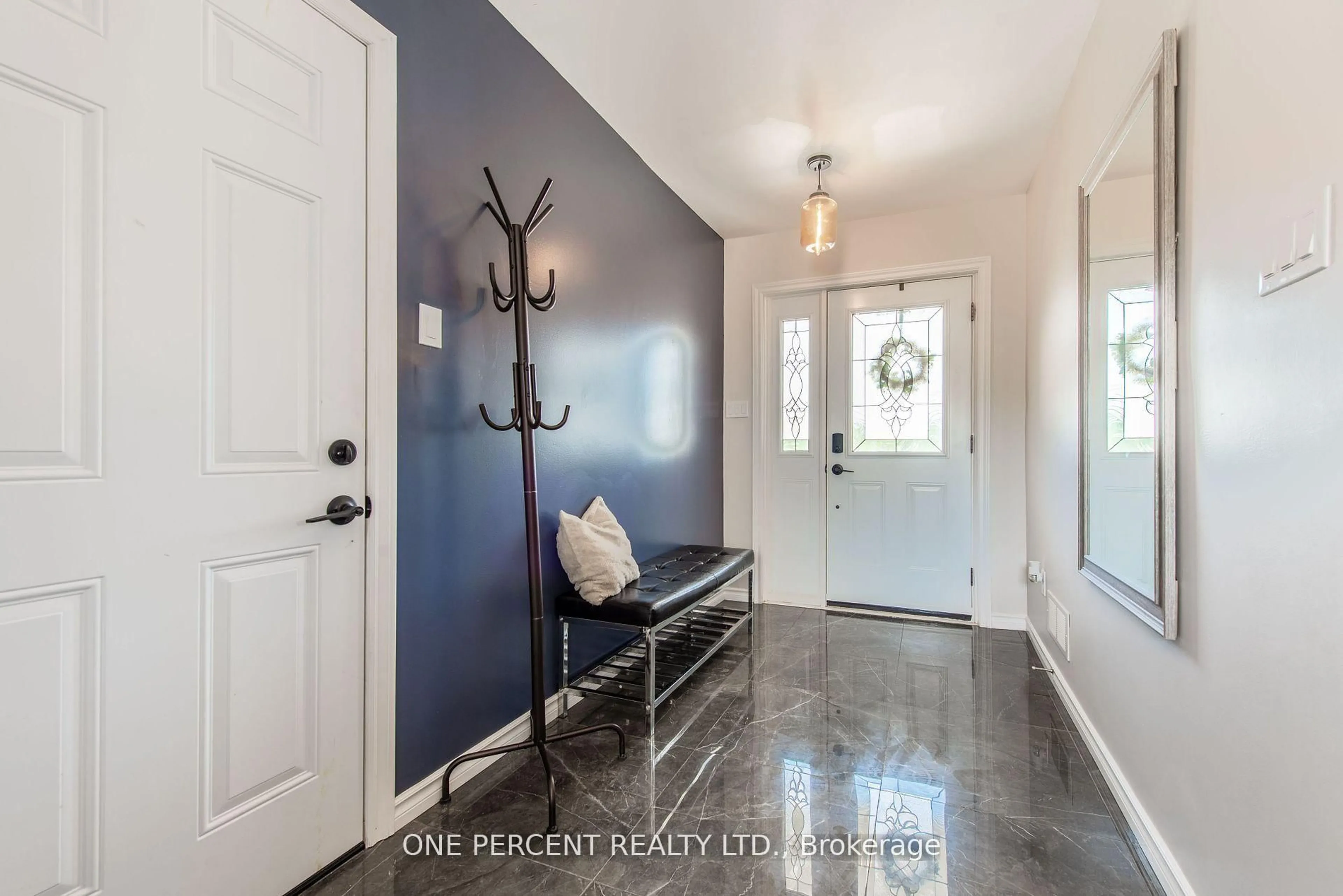 Indoor entryway for 752809 Southgate 75 Sdrd, Southgate Ontario N0C 1L0