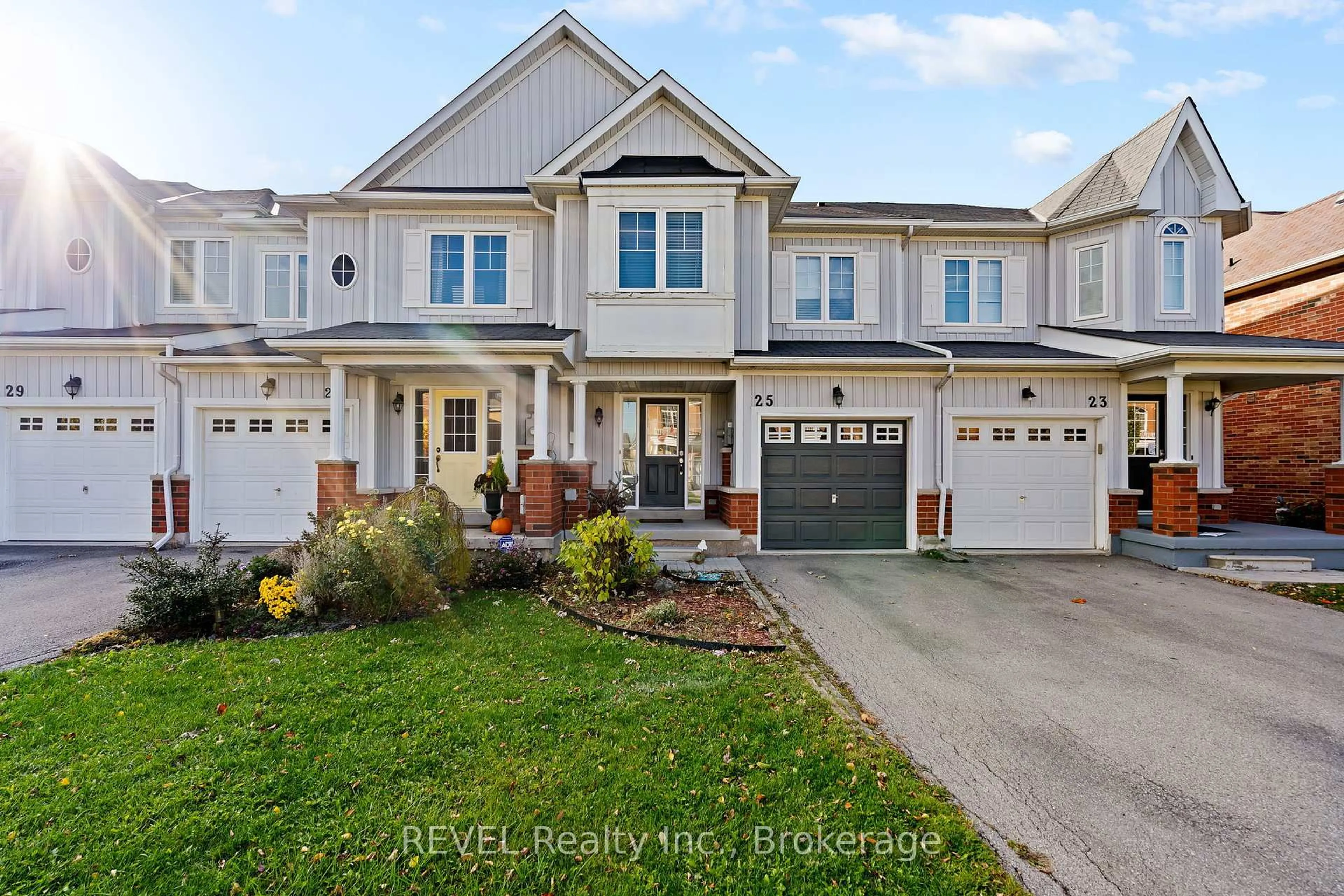 Home with vinyl exterior material, street for 25 Colonel Lyall St, St. Catharines Ontario L2P 0B3