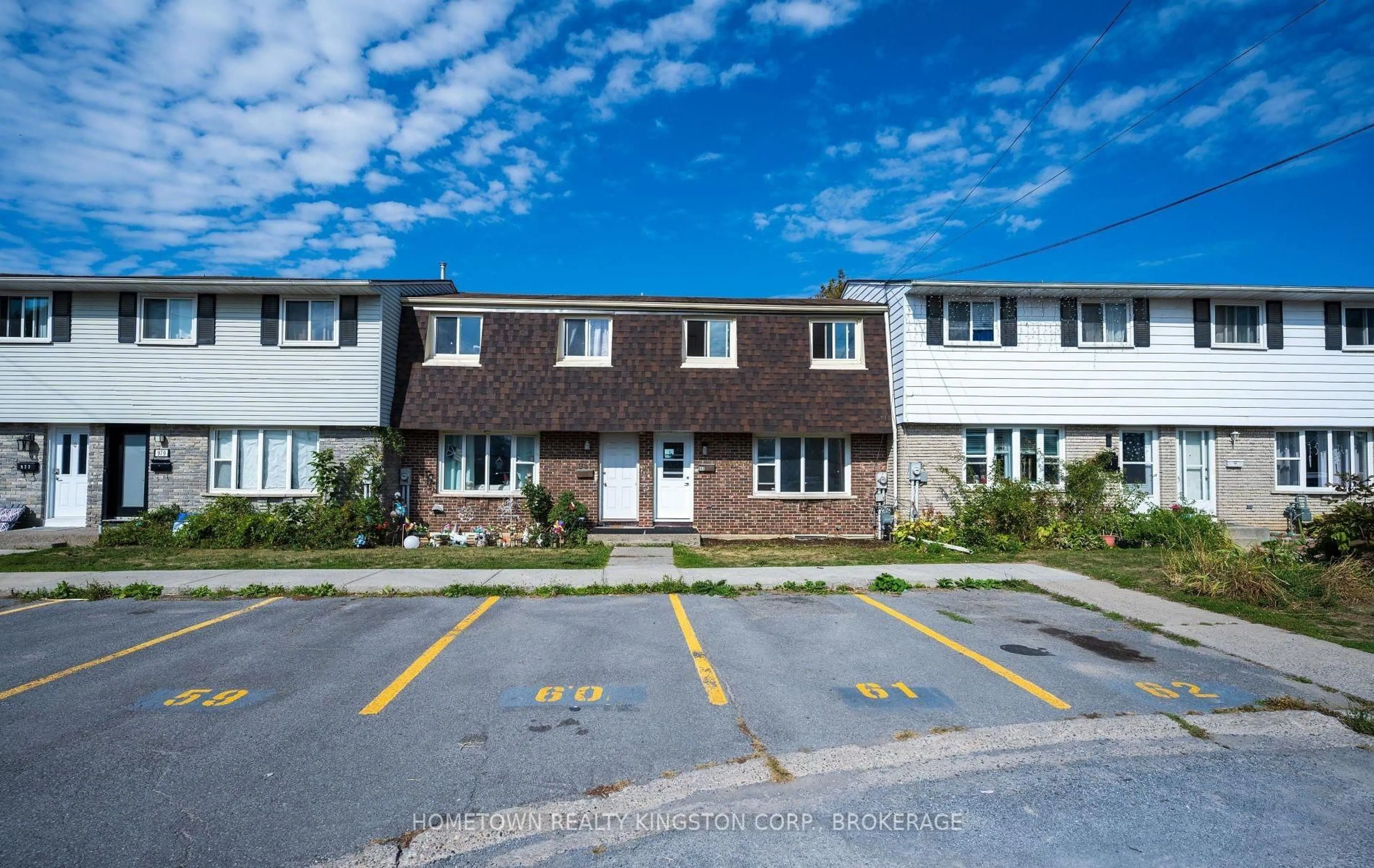 A pic from outside/outdoor area/front of a property/back of a property/a pic from drone, street for 983 Oakview Ave, Kingston Ontario K7M 6W9