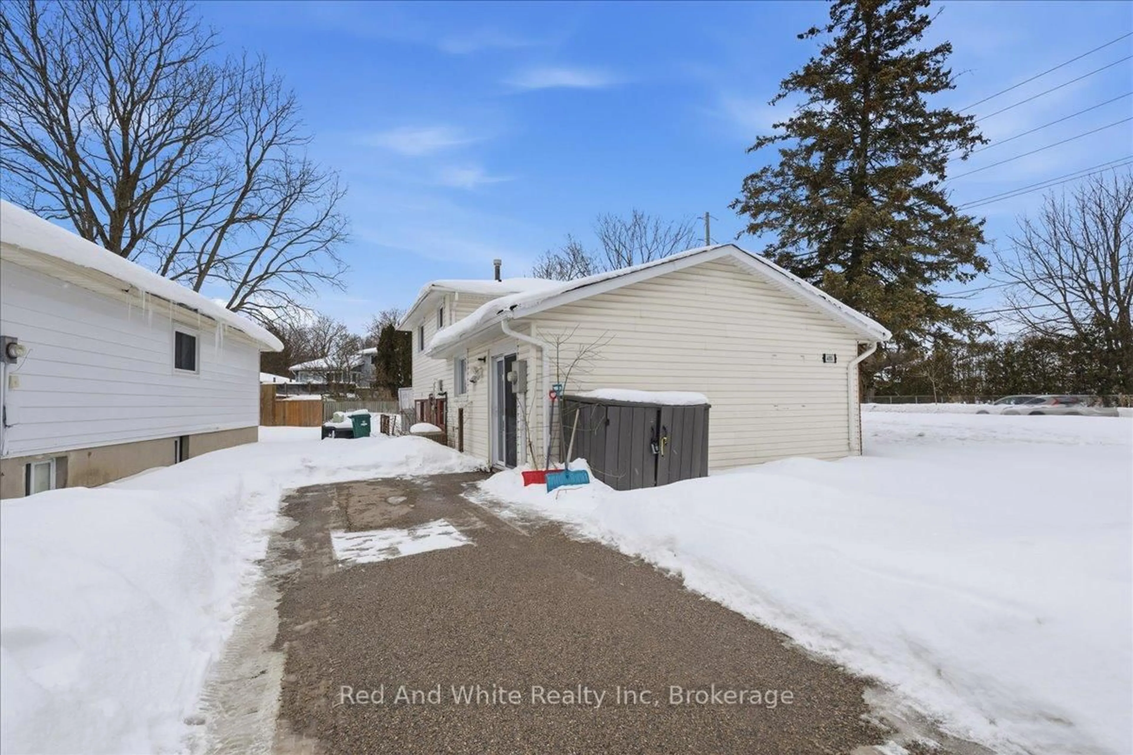A pic from outside/outdoor area/front of a property/back of a property/a pic from drone, street for 400 Midwood Cres, Waterloo Ontario N2L 5N5