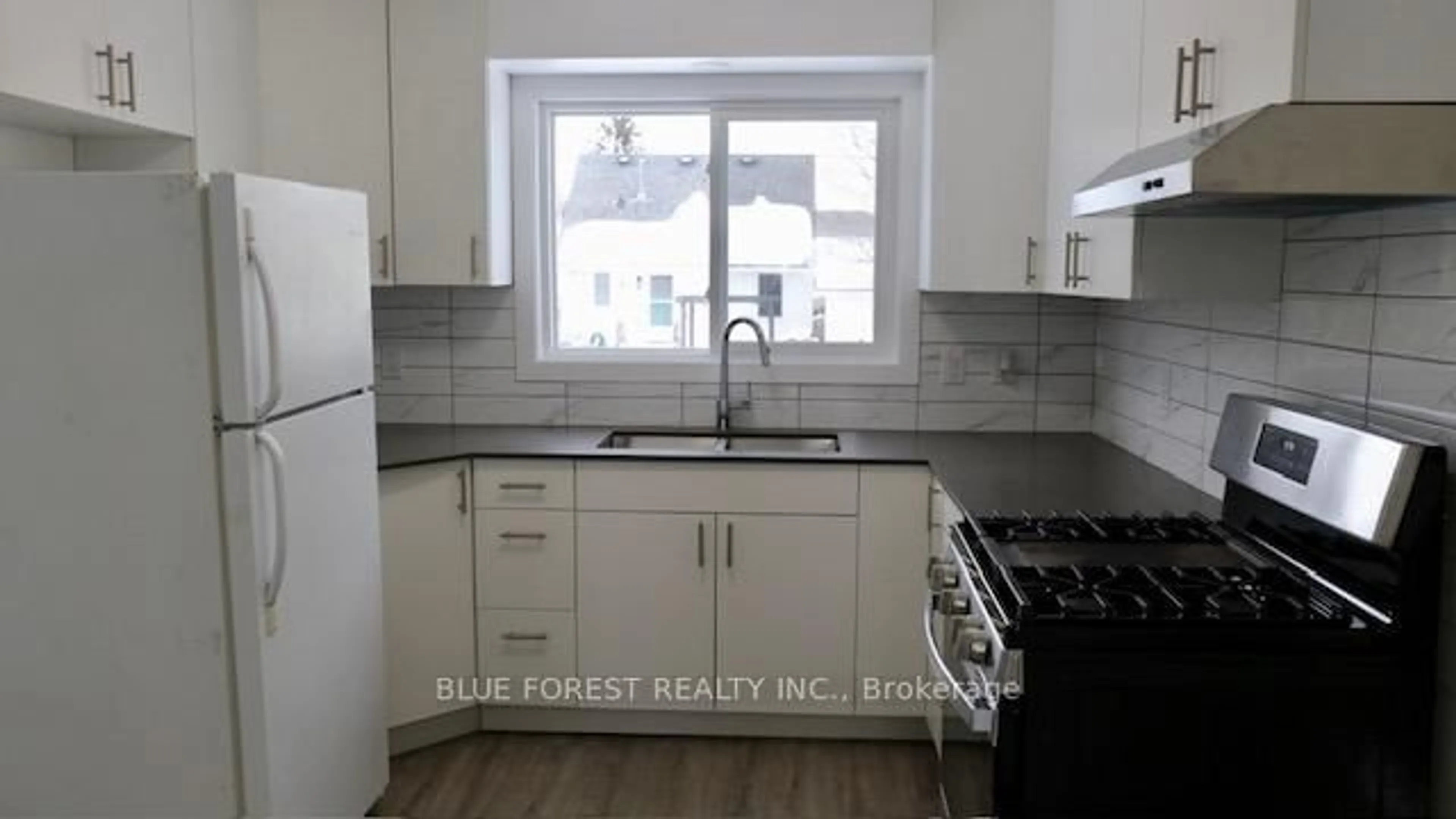 Standard kitchen, unknown for 40 Wistow St, London East Ontario N5Y 1E1