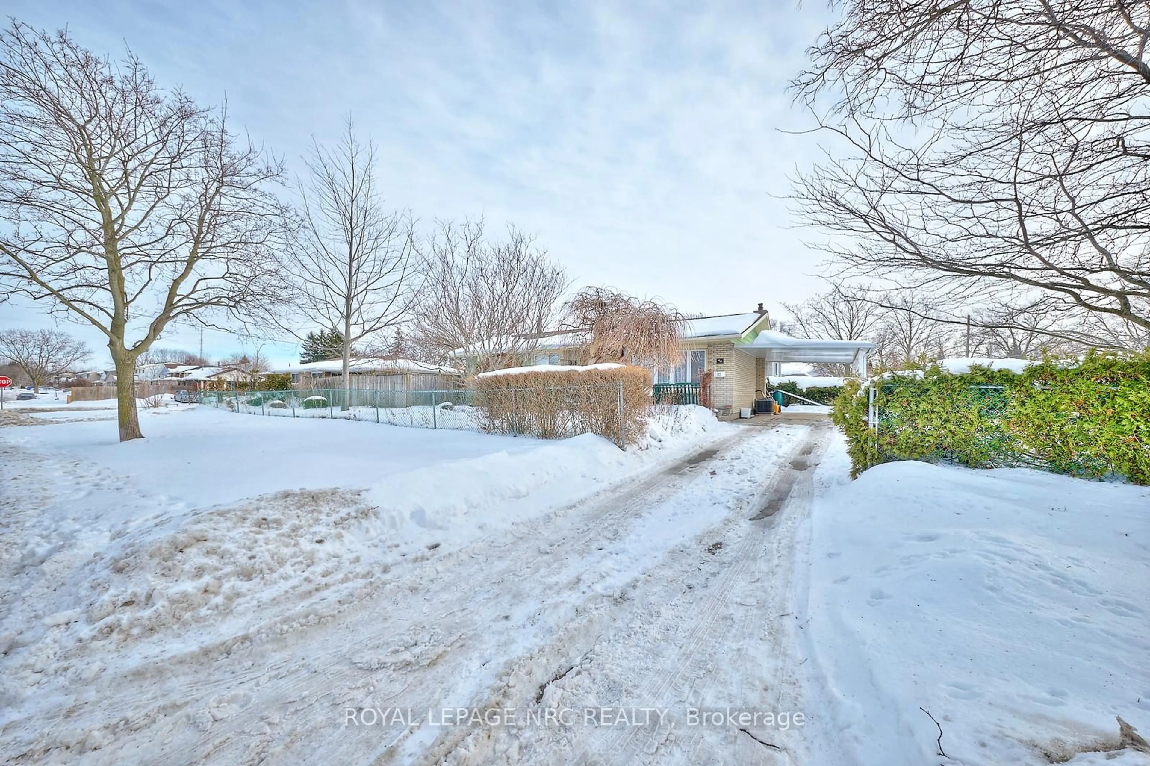 A pic from outside/outdoor area/front of a property/back of a property/a pic from drone, street for 32 Oxford St, St. Catharines Ontario L2P 1W3