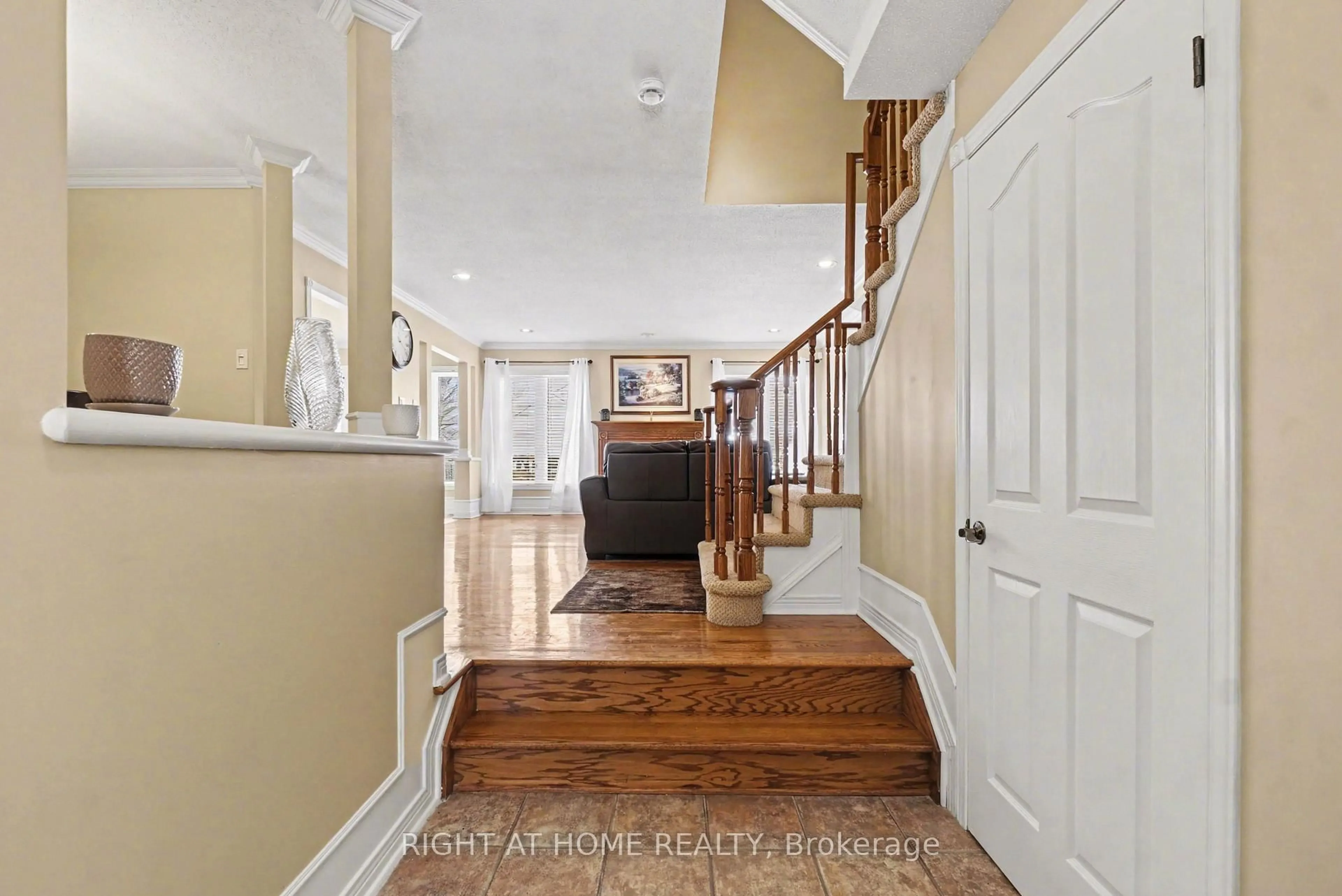 Indoor entryway for 1118 LICHEN Ave, Orleans Ontario K4A 4A5