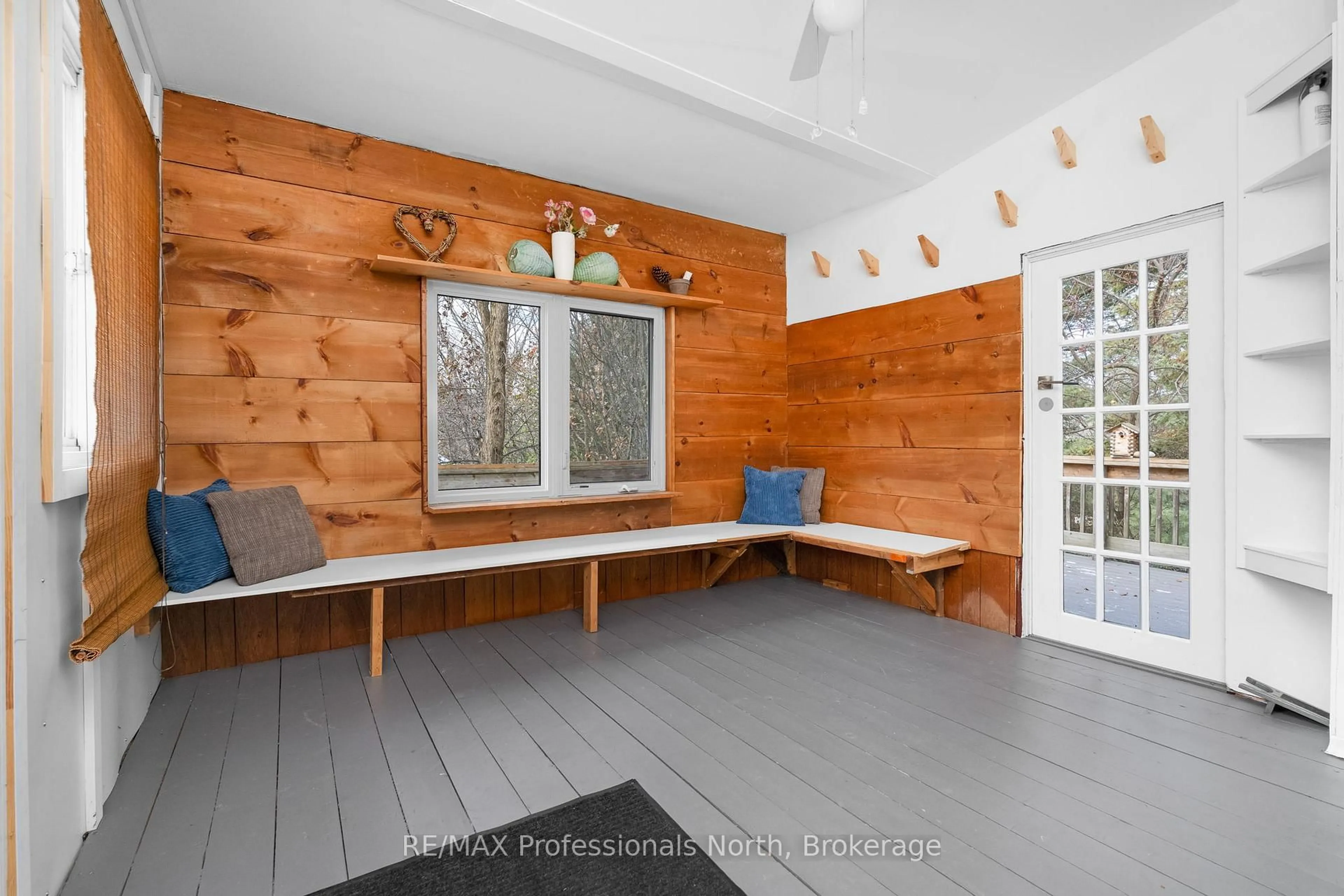 Indoor entryway for 18 George St, Huntsville Ontario P1H 1T9