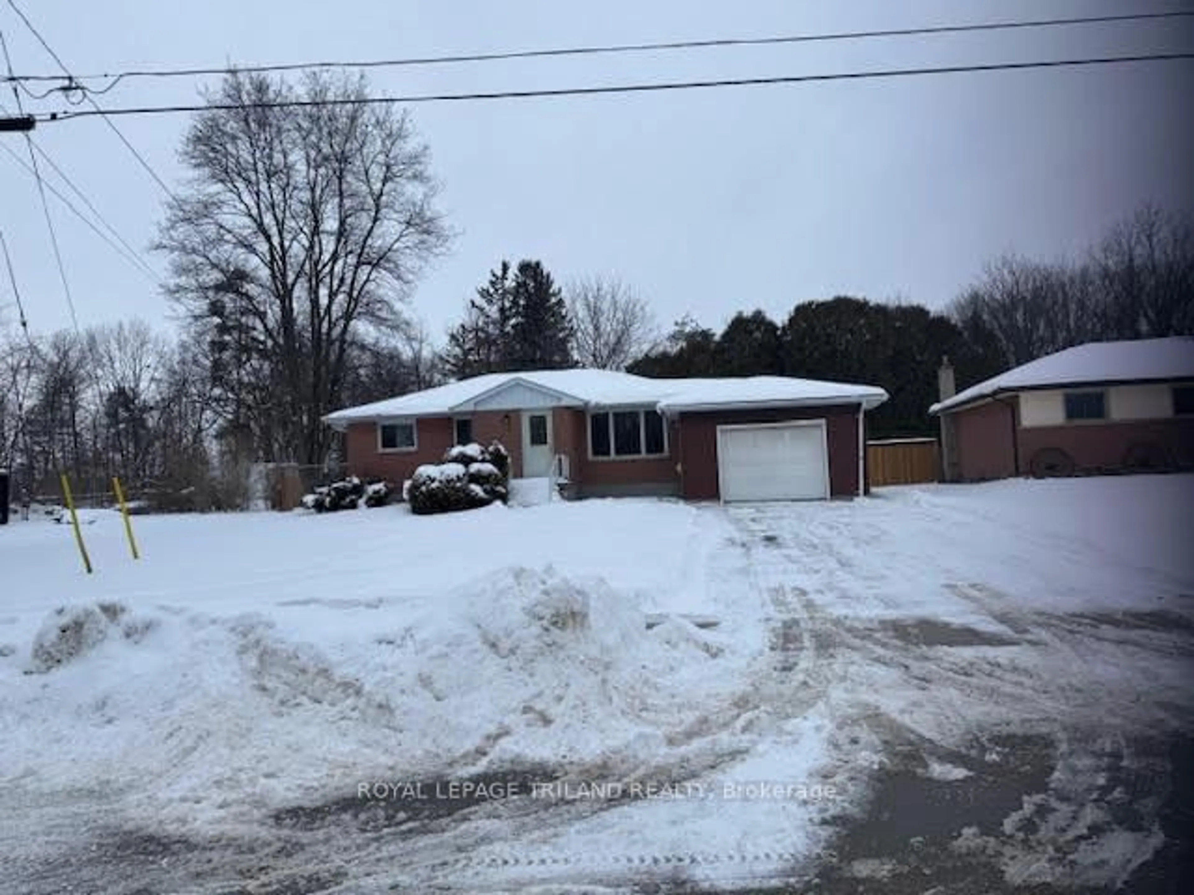 A pic from outside/outdoor area/front of a property/back of a property/a pic from drone, street for 154 Ross Ave, Thames Centre Ontario N0L 1G1
