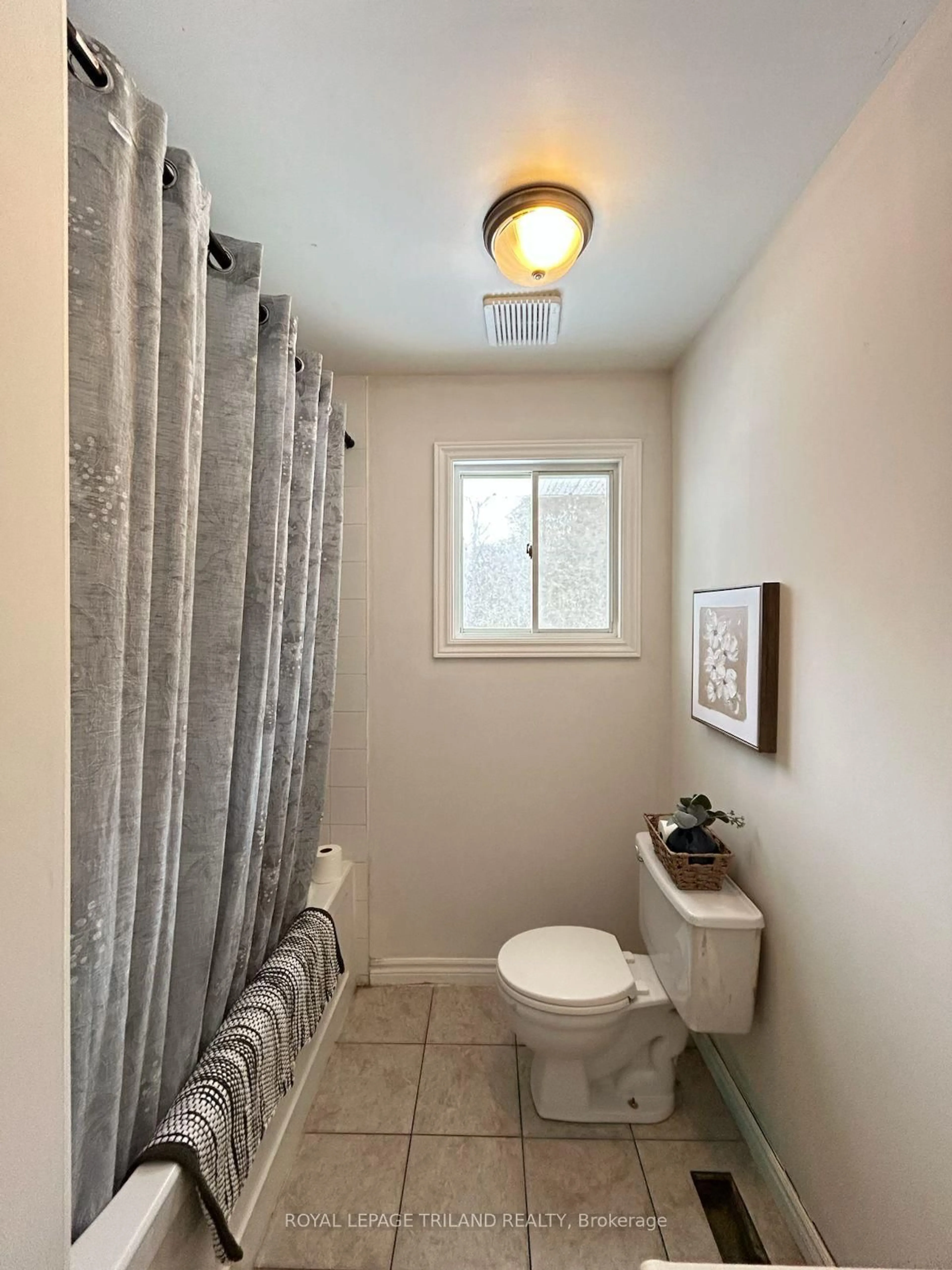 Standard bathroom, unknown for 154 Ross Ave, Thames Centre Ontario N0L 1G1