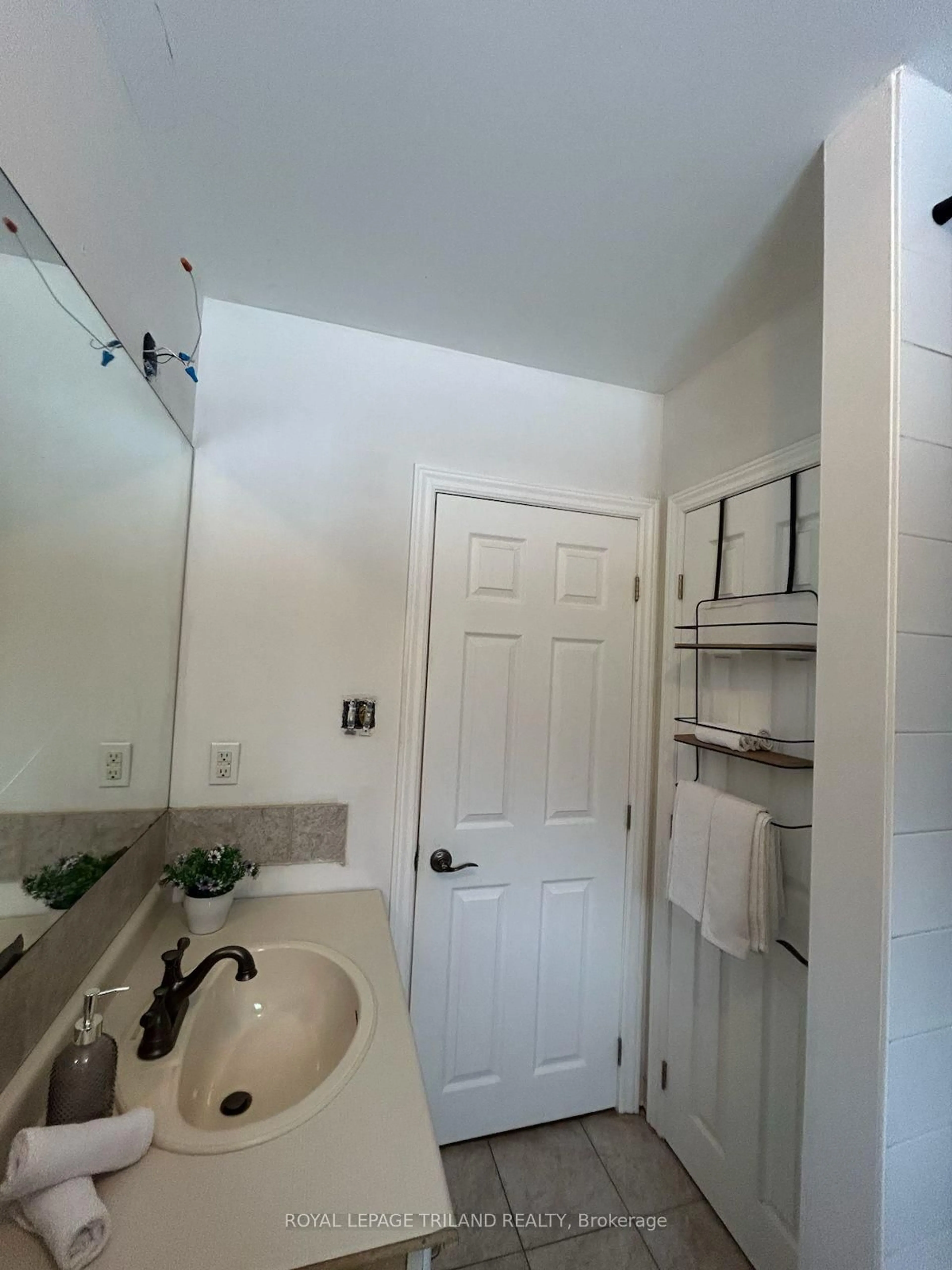 Standard bathroom, unknown for 154 Ross Ave, Thames Centre Ontario N0L 1G1