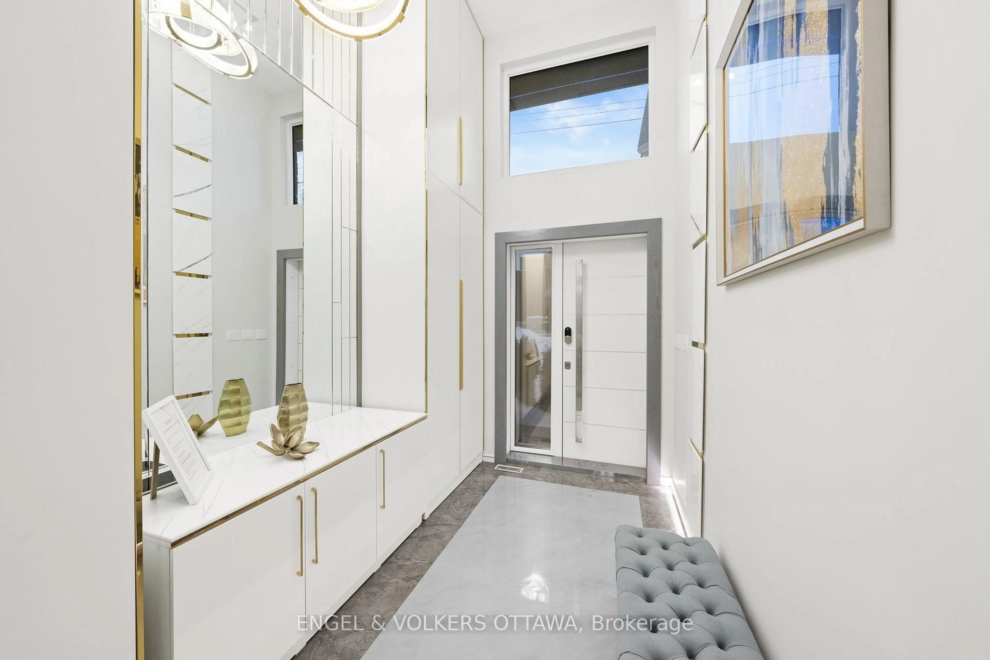 Indoor entryway for 258 Northwestern Ave, Ottawa Ontario K1Y 0M3