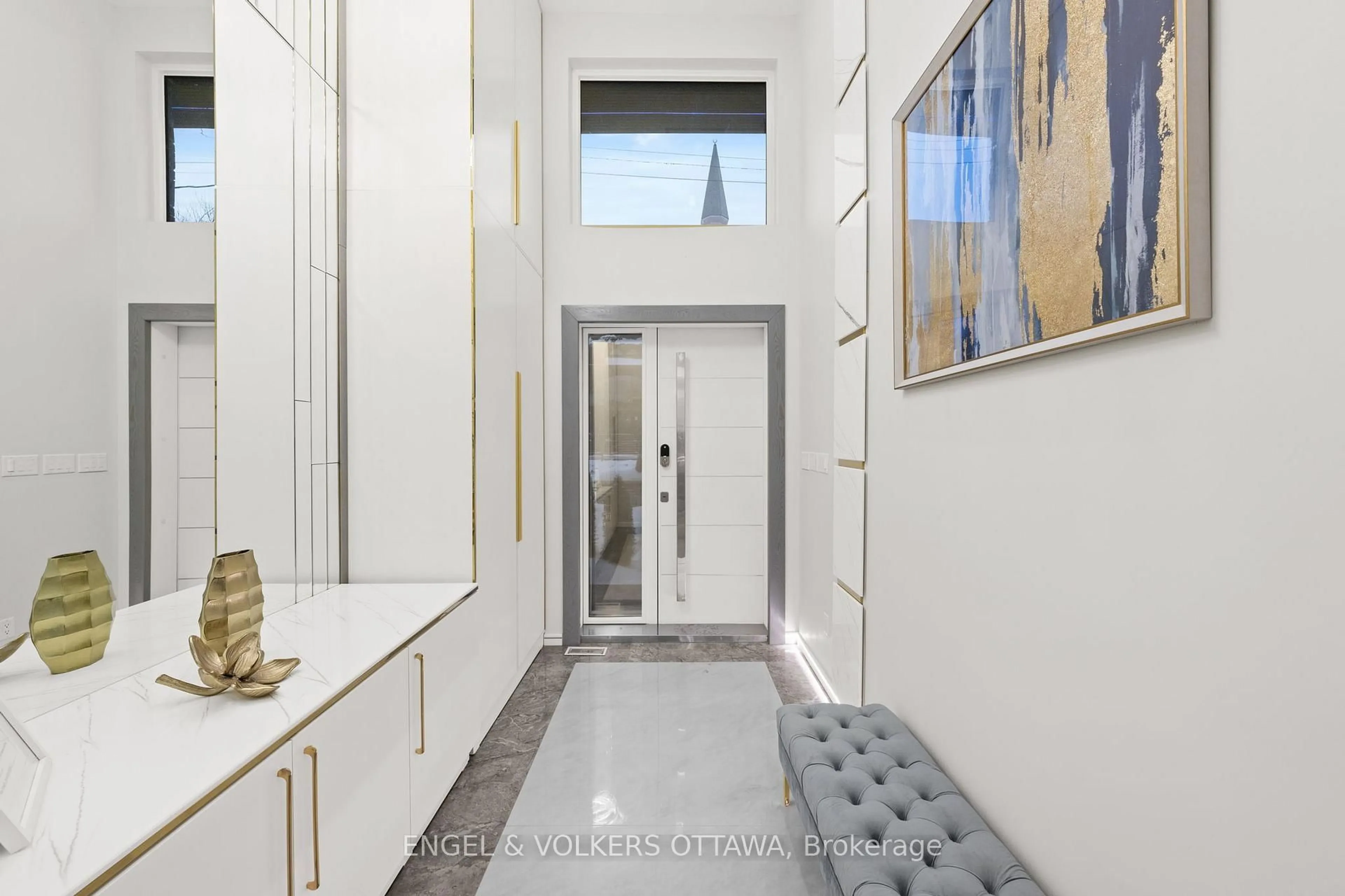 Indoor entryway for 258 Northwestern Ave, Ottawa Ontario K1Y 0M3