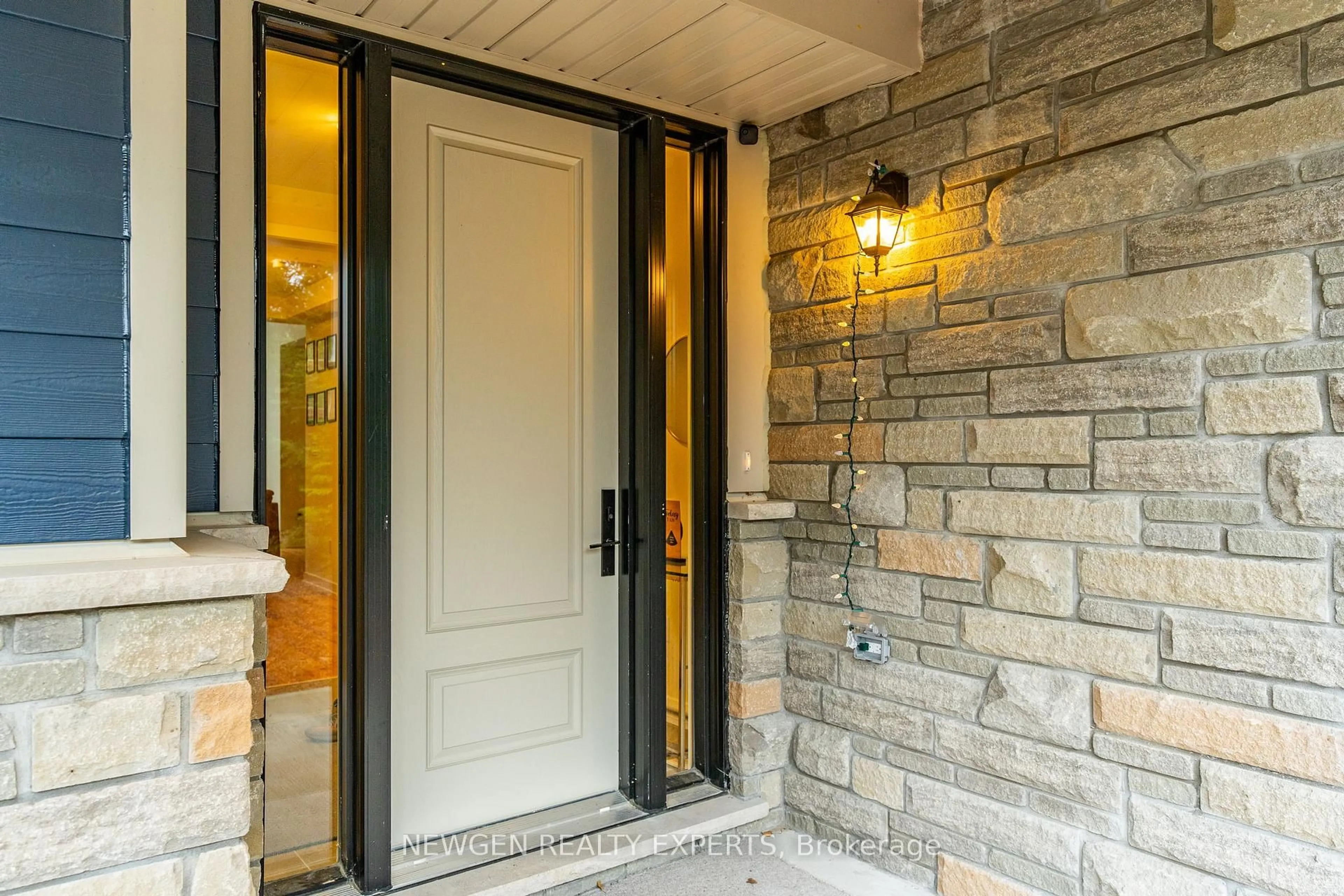 Indoor entryway for 1049 Greensview Dr, Lake of Bays Ontario P1H 0K1