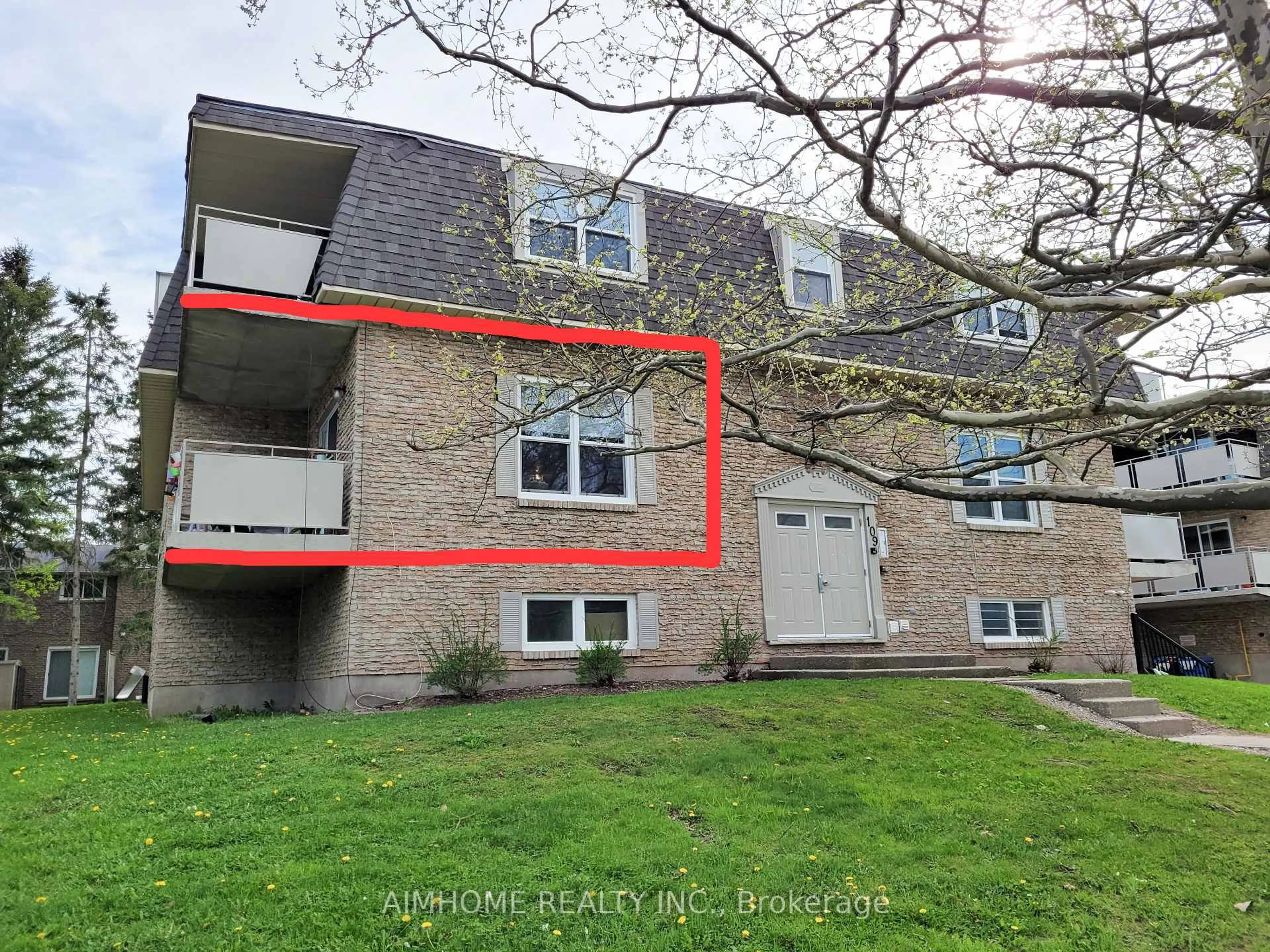 A pic from outside/outdoor area/front of a property/back of a property/a pic from drone, street for 109 Westmount Rd, Waterloo Ontario N2L 5G5