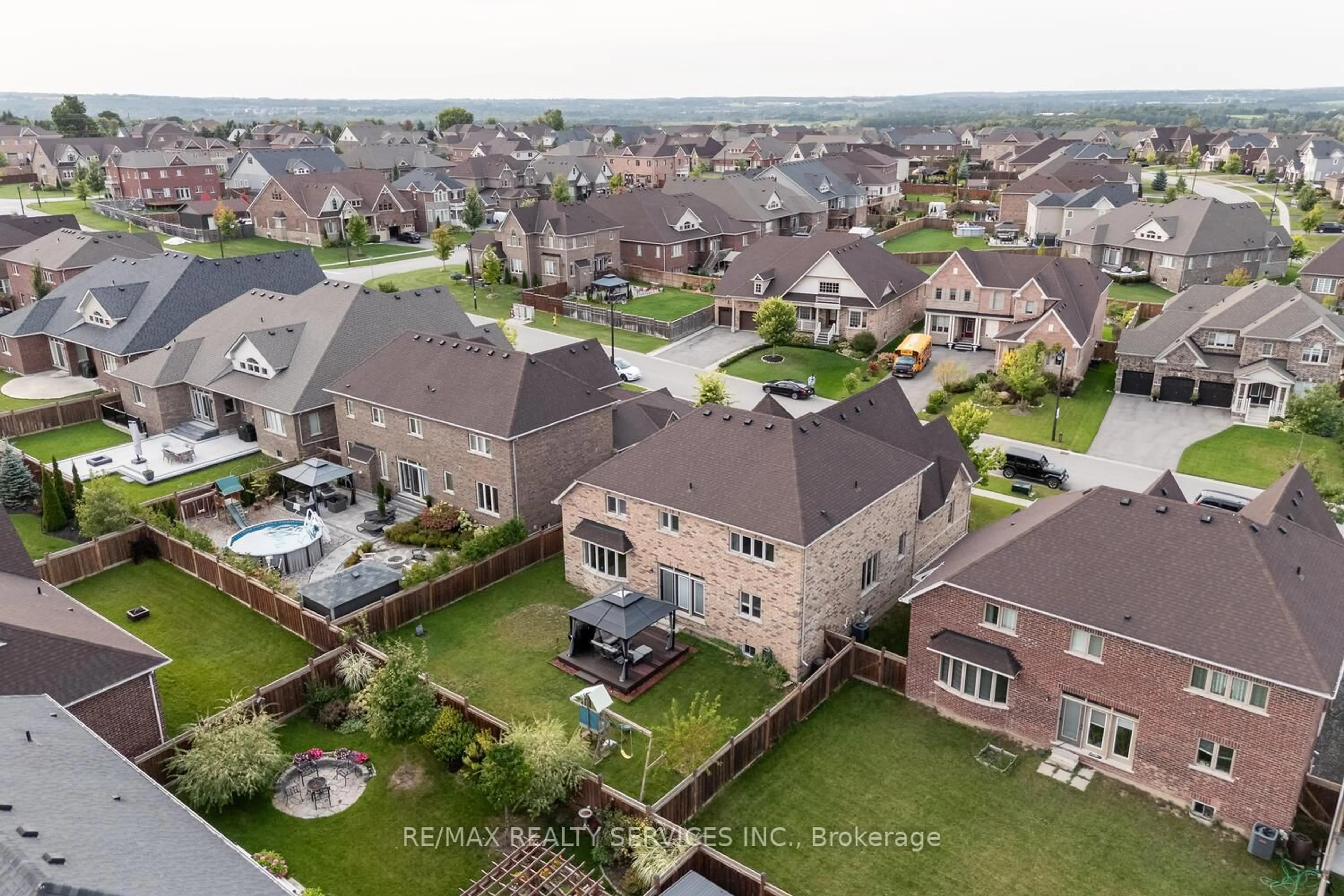 A pic from outside/outdoor area/front of a property/back of a property/a pic from drone, street for 28 Stonegate Ave, Mono Ontario L9W 6X1